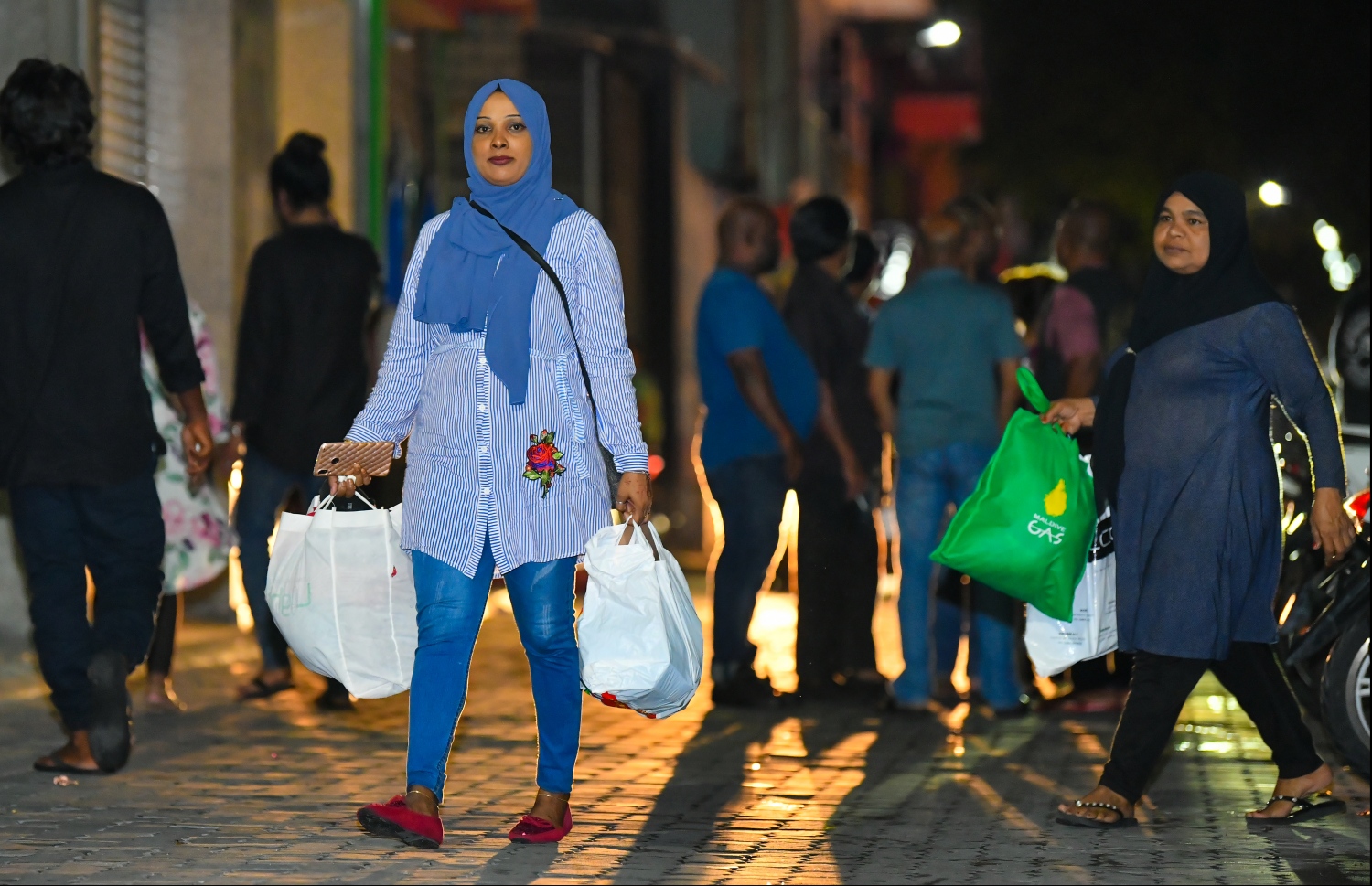 މާލެ: ސެޕްޓެމްބަރު 20، 2019: ހެންވޭރު އިމާރާތްތަކެއްގައި ހިނގި އަލިފާނުގެ ހާދިސާގައި ހާލުގައި ޖެހުނު ފަރާތްތަކަށް އެހީތެރިވުމަށް އާންމުން އެކި ސާމާނާއެކު ކަލާފާނު ސުކޫލަށް ދަނީ----ފޮޓޯ: ހުސައިން ވަހީދު/މިހާރު