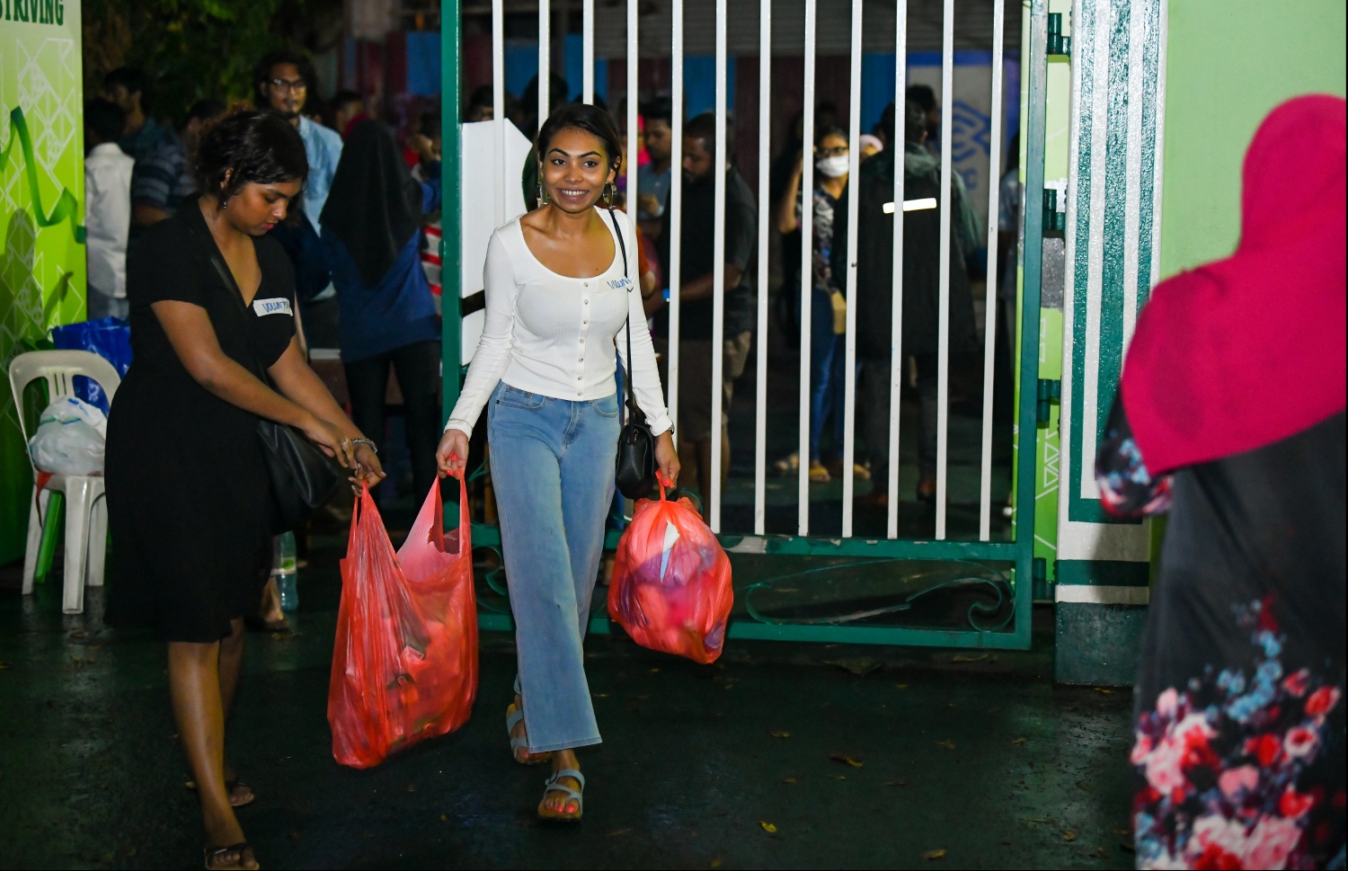 މާލެ: ސެޕްޓެމްބަރު 20، 2019: ހެންވޭރު އިމާރާތްތަކެއްގައި ހިނގި އަލިފާނުގެ ހާދިސާގައި ހާލުގައި ޖެހުނު ފަރާތްތަކަށް އެހީތެރިވުމަށް ވޮލަންޓިއަރުން ހަރަކާތްތެރިވަނީ----ފޮޓޯ: ހުސައިން ވަހީދު/މިހާރު