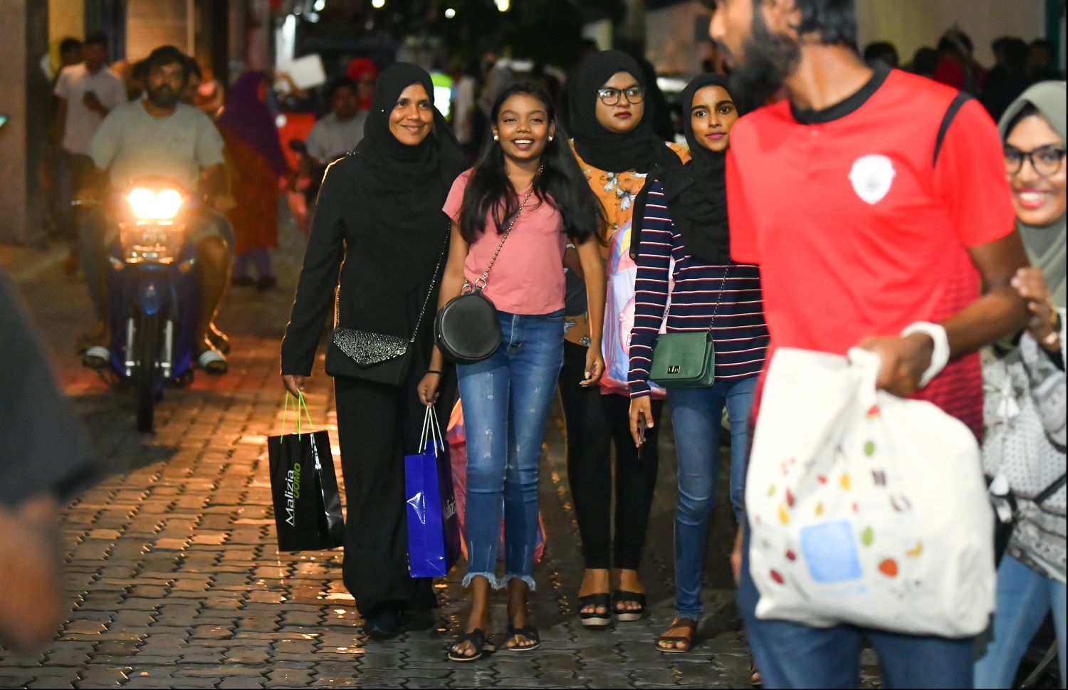 މާލެ: ސެޕްޓެމްބަރު 20، 2019: ހެންވޭރު އިމާރާތްތަކެއްގައި ހިނގި އަލިފާނުގެ ހާދިސާގައި ހާލުގައި ޖެހުނު ފަރާތްތަކަށް އެހީތެރިވުމަށް އާންމުން އެކި ސާމާނާއެކު ކަލާފާނު ސުކޫލަށް ދަނީ----ފޮޓޯ: ހުސައިން ވަހީދު/މިހާރު