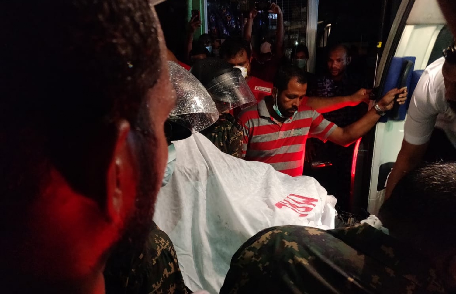 ޝައުނާގެ ހަށިގަނޑު ރަދުވާނިއާ އިން ނެރެގެން އެމްބިއުލާންސަށް އަރުވަނީ.