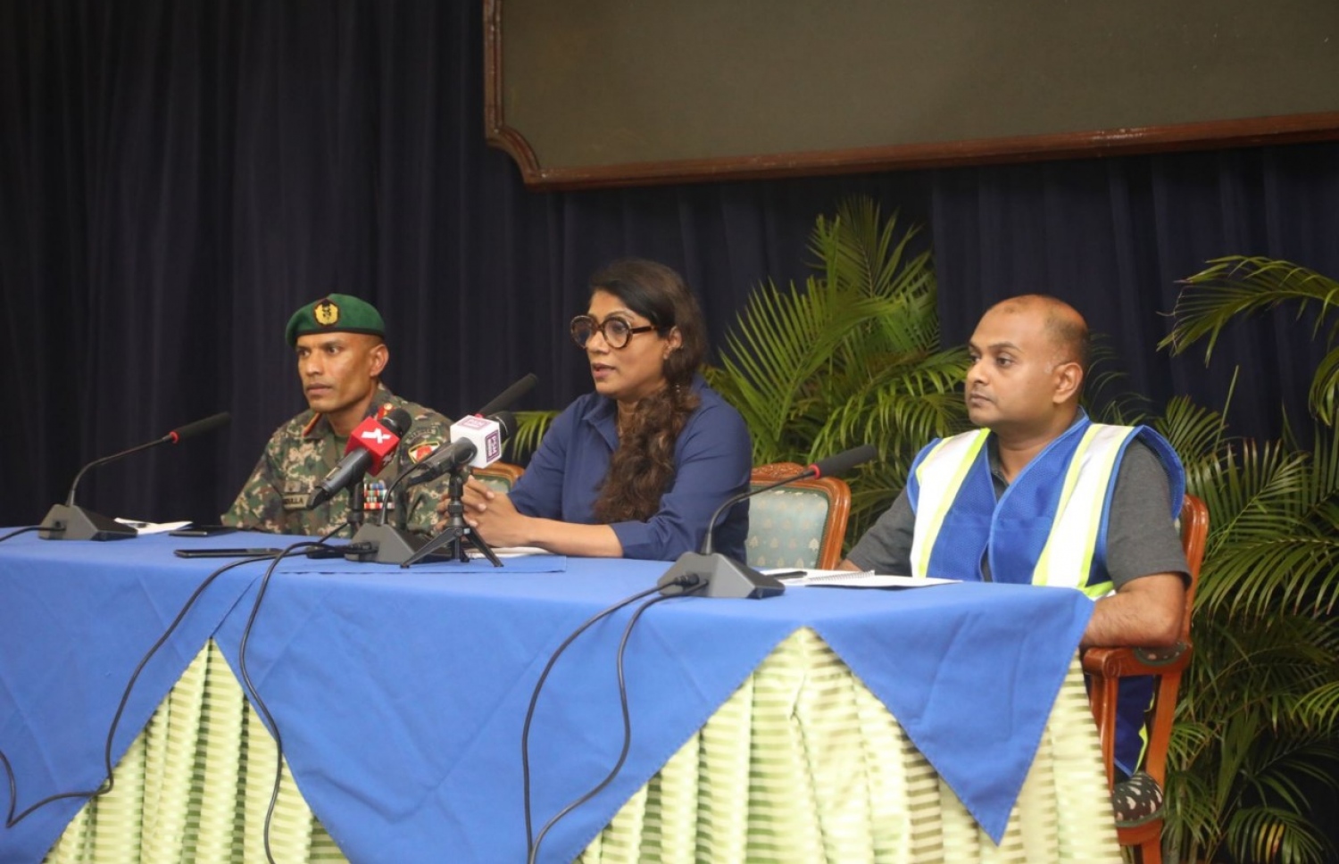 މިއަދު ބޭއްވި ނޫސްވެރިންގެ ބައްދަލުވުމުގައި (ކ-ވ) އެންޑީއެމްއޭގެ ޗީފް އެގްޒެކެޓިވް ހިސާން،  ޑިފެންސް މިނިސްޓަރު މާރިޔާ އަދި ސިފައިންގެ ފަޔަ އެންޑް ރެސްކިއުގެ ކޮމާންޑަރު އަބްދުﷲ. -- ފޮޓޯ: އެމްއެންޑީއެފް