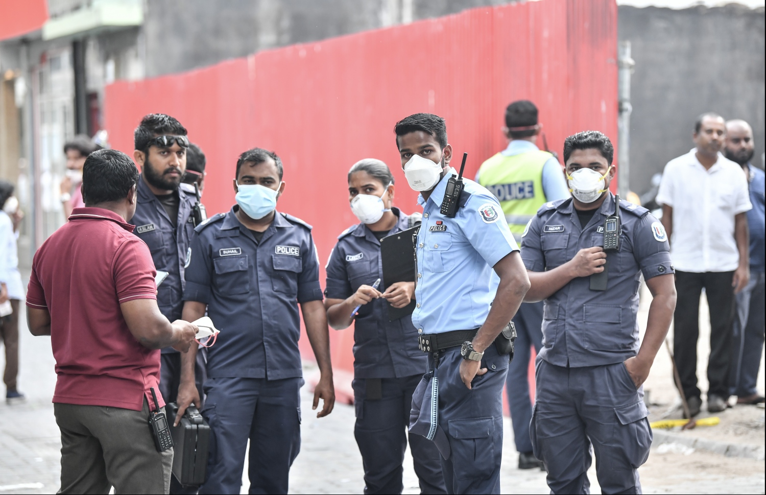 މާލެ: ސެޕްޓެމްބަރު 21، 2019- ހެންވޭރު އަބަދަށްފެހި މަގުގައި ރޭ ހިނގި އަލިފާނުގެ ބޮޑު ހާދިސާ އަށް ފަހު ފުލުހުން އެ ސަރަހައްދުގައި މިއަދު ހަރަކާތްތެރިވަނީ: މިހާތަނަށް މާލޭގައި ހިނގި އަލިފާނުގެ އެންމެ ބޮޑު ހާދިސާ އަށް ފަހު، އެ ސަރަހައްދުގެ ބޮޑު ބައެއް އަދިވެސް ވަނީ ބަންދުކޮށްފައި.---ފޮޓޯ: ހުސައިން ވަހީދު/މިހާރު