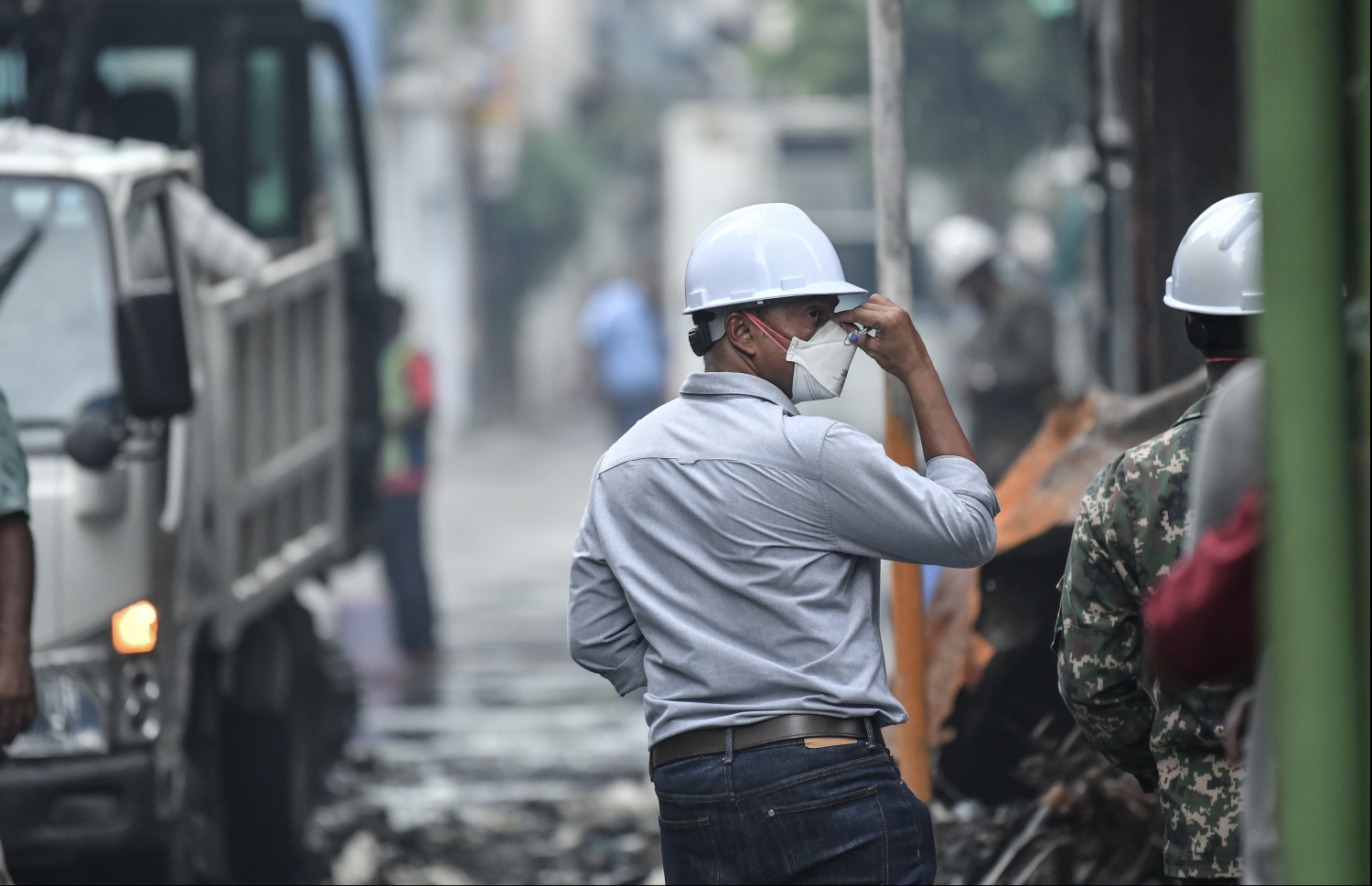 މާލެ: ސެޕްޓެމްބަރު 21، 2019- ހެންވޭރު އަބަދަށްފެހި މަގުގައި ރޭ ހިނގި އަލިފާނުގެ ބޮޑު ހާދިސާ އަށް ފަހު ސިފައިންނާއި ކަމާ ގުޅޭ ބައެއް މީހުން އެ ސަރަހައްދުގައި މިއަދު ހަރަކާތްތެރިވަނީ: މިހާތަނަށް މާލޭގައި ހިނގި އަލިފާނުގެ އެންމެ ބޮޑު ހާދިސާ އަށް ފަހު، އެ ސަރަހައްދުގެ ބޮޑު ބައެއް އަދިވެސް ވަނީ ބަންދުކޮށްފައި.---ފޮޓޯ: ހުސައިން ވަހީދު/މިހާރު