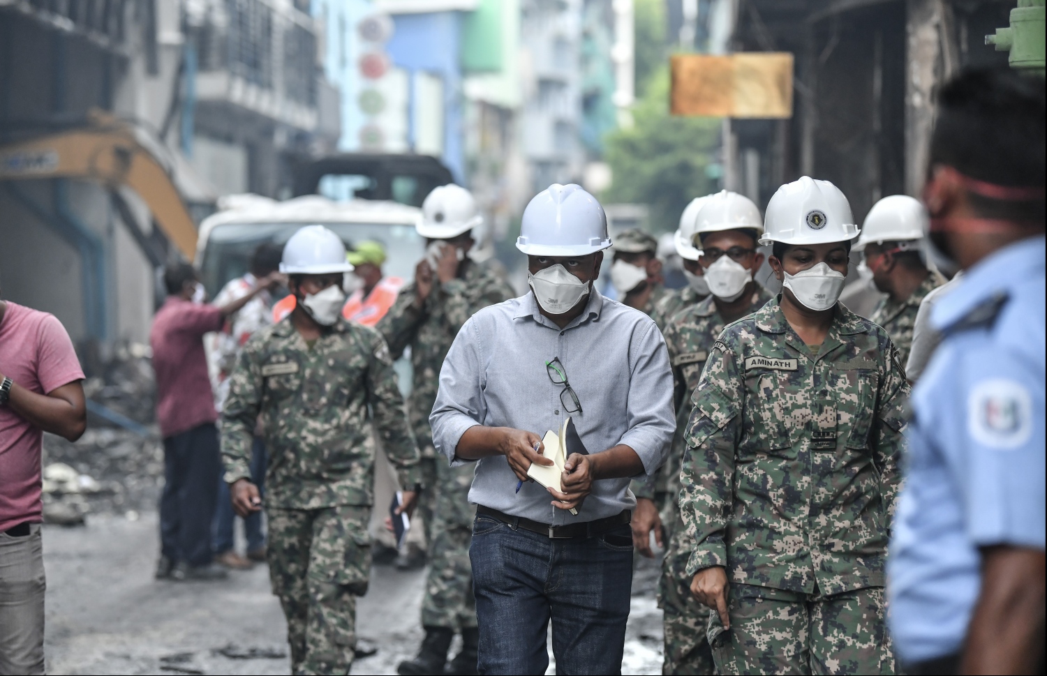 މާލެ: ސެޕްޓެމްބަރު 21، 2019- ހެންވޭރު އަބަދަށްފެހި މަގުގައި ރޭ ހިނގި އަލިފާނުގެ ބޮޑު ހާދިސާ އަށް ފަހު ސިފައިންނާއި ފުލުހުންނާއި ކަމާ ގުޅޭ ބައެއް މީހުން އެ ސަރަހައްދުގައި މިއަދު ހަރަކާތްތެރިވަނީ: މިހާތަނަށް މާލޭގައި ހިނގި އަލިފާނުގެ އެންމެ ބޮޑު ހާދިސާ އަށް ފަހު، އެ ސަރަހައްދުގެ ބޮޑު ބައެއް އަދިވެސް ވަނީ ބަންދުކޮށްފައި.---ފޮޓޯ: ހުސައިން ވަހީދު/މިހާރު