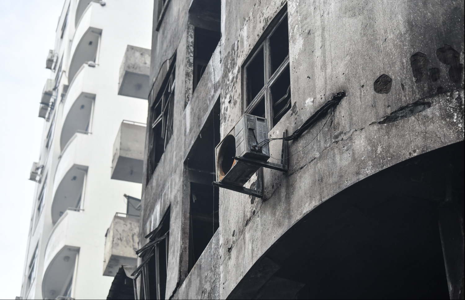 މާލެ: ސެޕްޓެމްބަރު 21، 2019- ހެންވޭރު އަބަދަށްފެހި މަގުގައި ރޭ ހިނގި އަލިފާނުގެ ބޮޑު ހާދިސާގެ ތެރޭގައި ލިބިފައިވާ ބައެއް ގެއްލުން: މާލޭގައި މިހާތަނަށް ހިނގި އަލިފާނުގެ އެންމެ ބޮޑު ހާދިސާގެ ތެރޭގައި އަންހެނަކު މަރުވެ، އެތައް ބަޔަކަށް ވަނީ ބޮޑު ސިހުމެއް ލިބިފައި.---ފޮޓޯ: ހުސއިން ވަހީދު/މިހާރު