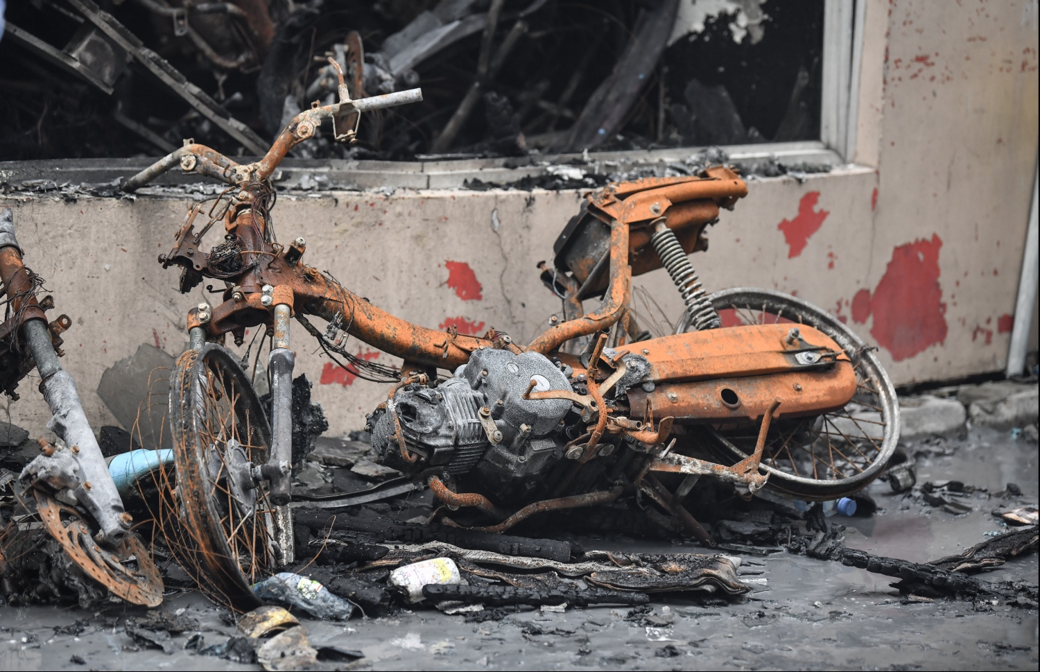 މާލެ: ސެޕްޓެމްބަރު 21، 2019- ހެންވޭރު އަބަދަށްފެހި މަގުގައި ރޭ ހިނގި އަލިފާނުގެ ބޮޑު ހާދިސާގެ ތެރޭގައި އަނދާފައިވާ ސައިކަލެއް: މާލޭގައި މިހާތަނަށް ހިނގި އަލިފާނުގެ އެންމެ ބޮޑު ހާދިސާގެ ތެރޭގައި އަންހެނަކު މަރުވެ، އެތައް ބަޔަކަށް ވަނީ ބޮޑު ސިހުމެއް ލިބިފައި.---ފޮޓޯ: ހުސއިން ވަހީދު/މިހާރު