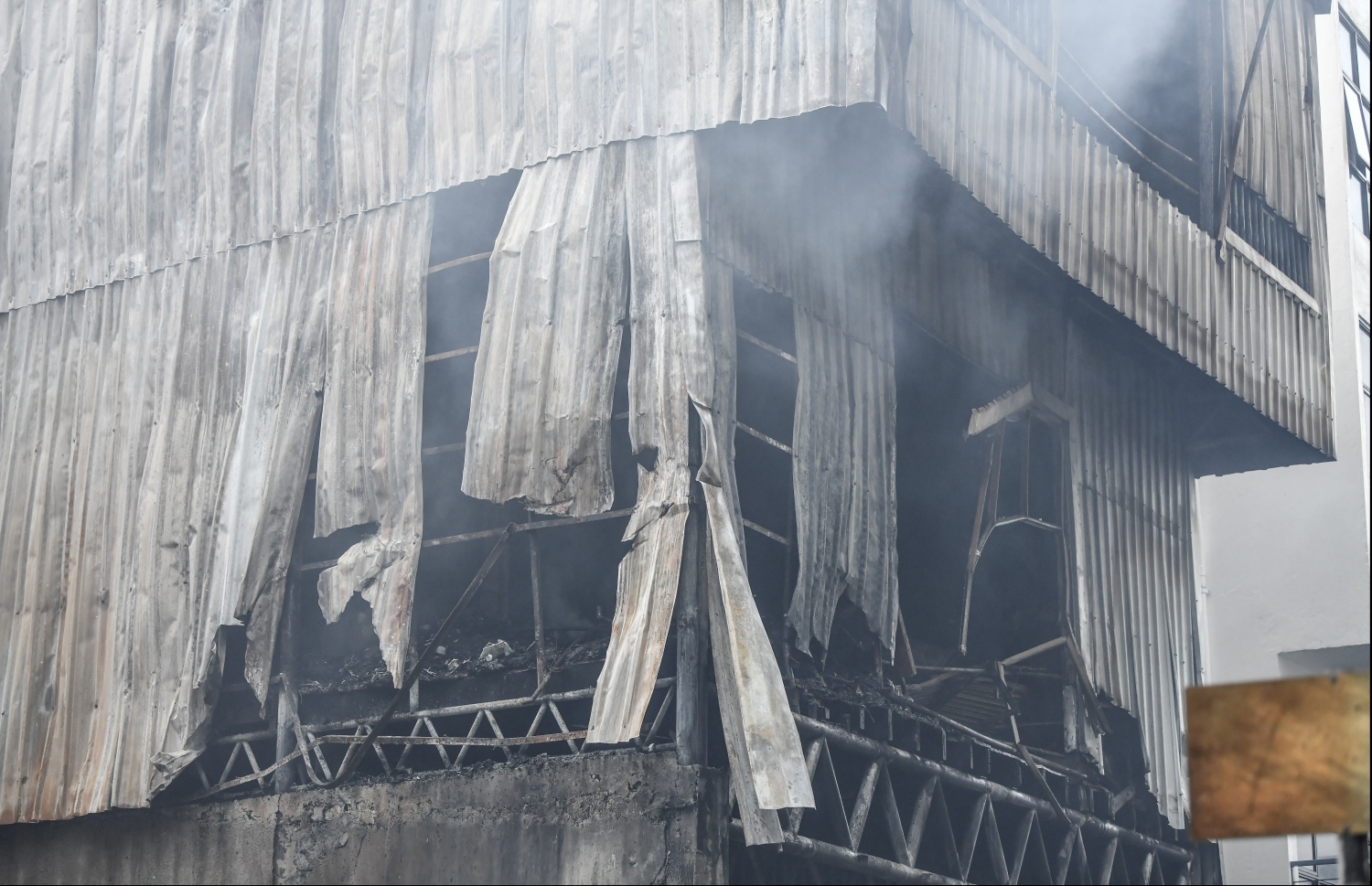 މާލެ: ސެޕްޓެމްބަރު 21، 2019- ހެންވޭރު އަބަދަށްފެހި މަގުގައި ރޭ ހިނގި އަލިފާނުގެ ބޮޑު ހާދިސާގެ ތެރޭގައި ލިބިފައިވާ ބައެއް ގެއްލުން: މާލޭގައި މިހާތަނަށް ހިނގި އަލިފާނުގެ އެންމެ ބޮޑު ހާދިސާގެ ތެރޭގައި އަންހެނަކު މަރުވެ، އެތައް ބަޔަކަށް ވަނީ ބޮޑު ސިހުމެއް ލިބިފައި.---ފޮޓޯ: ހުސއިން ވަހީދު/މިހާރު