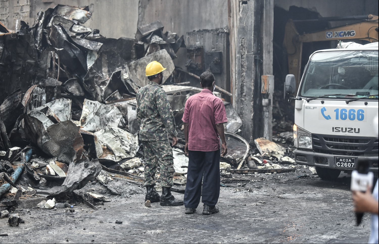 މާލެ: ސެޕްޓެމްބަރު 21، 2019- ހެންވޭރު އަބަދަށްފެހި މަގުގައި ރޭ ހިނގި އަލިފާނުގެ ބޮޑު ހާދިސާ އަށް ފަހު، އެ ސަރަހައްދު ސާފުކުރުމުގައި ސިފައިންގެ މީހަކު ހަރަކާތްތެރިވަނީ: މިހާތަނަށް މާލޭގައި ހިނގި އަލިފާނުގެ އެންމެ ބޮޑު ހާދިސާ އަށް ފަހު، އެ ސަރަހައްދުގެ ބޮޑު ބައެއް އަދިވެސް ވަނީ ބަންދުކޮށްފައި.---ފޮޓޯ: ހުސައިން ވަހީދު/މިހާރު