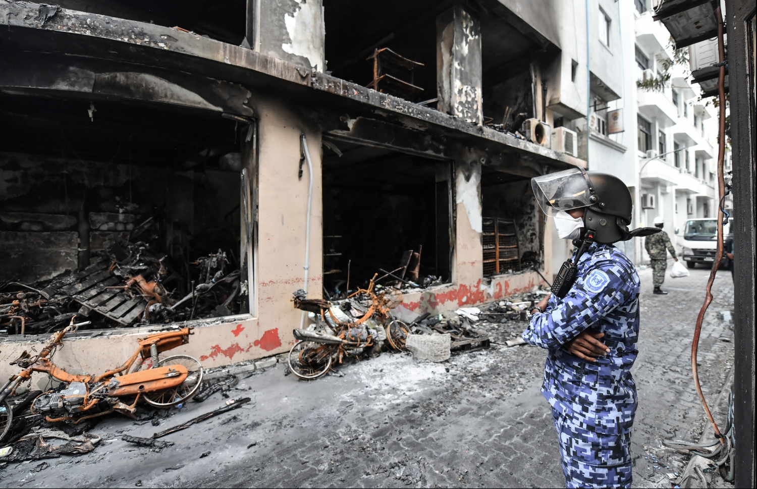 މާލެ: ސެޕްޓެމްބަރު 21، 2019- ހެންވޭރު އަބަދަށްފެހި މަގުގައި ރޭ ހިނގި އަލިފާނުގެ ބޮޑު ހާދިސާ އަށް ފަހު، ފުލުހުންގެ މީހަކު އެ ސަރަހައްދުގައި މިއަދު މަޑުކޮށްލައިގެން: މިހާތަނަށް މާލޭގައި ހިނގި އަލިފާނުގެ އެންމެ ބޮޑު ހާދިސާ އަށް ފަހު، އެ ސަރަހައްދުގެ ބޮޑު ބައެއް އަދިވެސް ވަނީ ބަންދުކޮށްފައި.---ފޮޓޯ: ހުސައިން ވަހީދު/މިހާރު