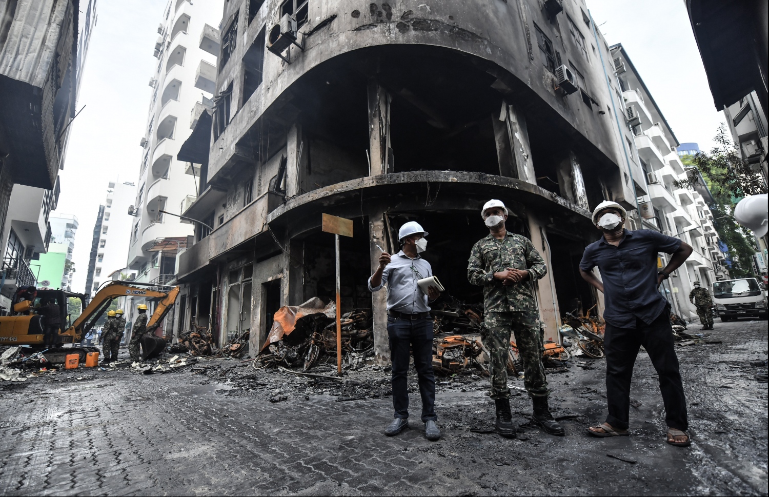 މާލެ: ސެޕްޓެމްބަރު 21، 2019- ހެންވޭރު އަބަދަށްފެހި މަގުގައި ރޭ ހިނގި އަލިފާނުގެ ބޮޑު ހާދިސާ އަށް ފަހު ސިފައިންނާއި ފުލުހުންނާއި ކަމާ ގުޅޭ ބައެއް މީހުން އެ ސަރަހައްދުގައި މިއަދު ހަރަކާތްތެރިވަނީ: މިހާތަނަށް މާލޭގައި ހިނގި އަލިފާނުގެ އެންމެ ބޮޑު ހާދިސާ އަށް ފަހު، އެ ސަރަހައްދުގެ ބޮޑު ބައެއް އަދިވެސް ވަނީ ބަންދުކޮށްފައި.---ފޮޓޯ: ހުސައިން ވަހީދު/މިހާރު