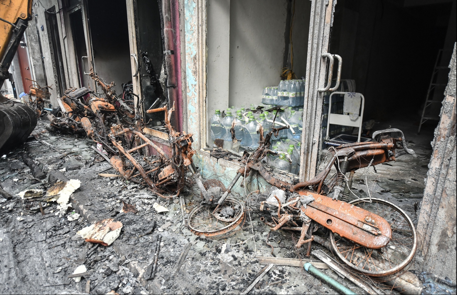 މާލެ: ސެޕްޓެމްބަރު 21، 2019- ހެންވޭރު އަބަދަށްފެހި މަގުގައި ރޭ ހިނގި އަލިފާނުގެ ބޮޑު ހާދިސާގެ ތެރޭގައި އަނދާފައިވާ ސައިކަލްތަކެއް: މާލޭގައި މިހާތަނަށް ހިނގި އަލިފާނުގެ އެންމެ ބޮޑު ހާދިސާގެ ތެރޭގައި އަންހެނަކު މަރުވެ، އެތައް ބަޔަކަށް ވަނީ ބޮޑު ސިހުމެއް ލިބިފައި.---ފޮޓޯ: ހުސއިން ވަހީދު/މިހާރު