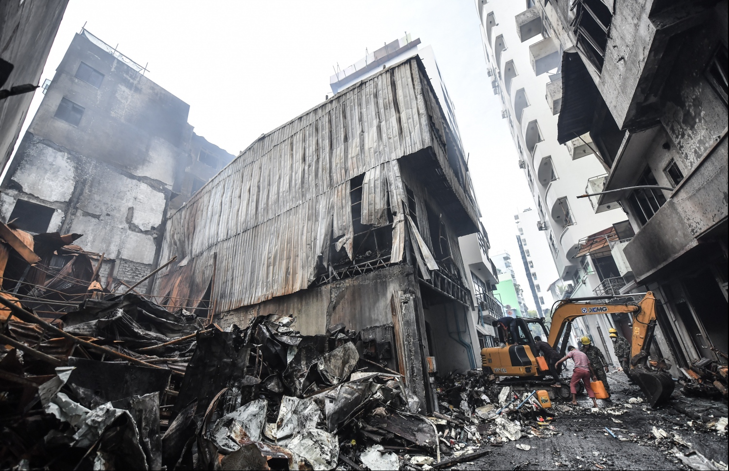 މާލެ: ސެޕްޓެމްބަރު 21، 2019- ހެންވޭރު އަބަދަށްފެހި މަގުގައި ރޭ ހިނގި އަލިފާނުގެ ބޮޑު ހާދިސާގެ ތެރޭގައި ލިބިފައިވާ ބައެއް ގެއްލުން: މާލޭގައި މިހާތަނަށް ހިނގި އަލިފާނުގެ އެންމެ ބޮޑު ހާދިސާގެ ތެރޭގައި އަންހެނަކު މަރުވެ، އެތައް ބަޔަކަށް ވަނީ ބޮޑު ސިހުމެއް ލިބިފައި.---ފޮޓޯ: ހުސއިން ވަހީދު/މިހާރު