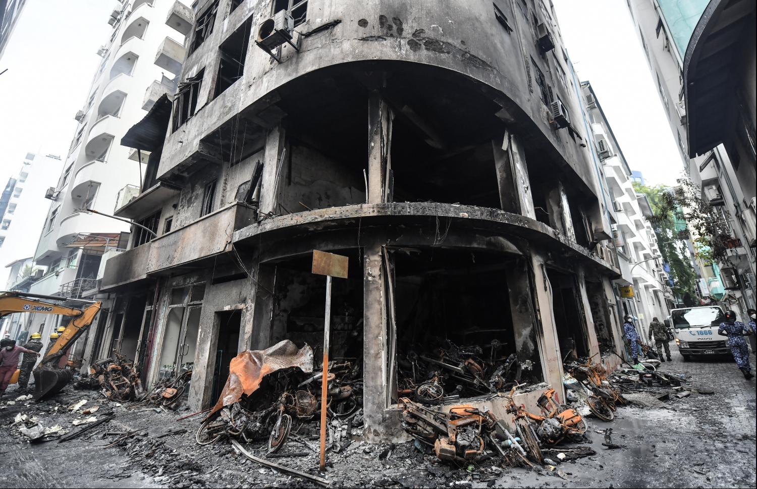 މާލެ: ސެޕްޓެމްބަރު 21، 2019- ހެންވޭރު އަބަދަށްފެހި މަގުގައި ރޭ ހިނގި އަލިފާނުގެ ބޮޑު ހާދިސާގެ ތެރޭގައި ލިބިފައިވާ ބައެއް ގެއްލުން: މާލޭގައި މިހާތަނަށް ހިނގި އަލިފާނުގެ އެންމެ ބޮޑު ހާދިސާގެ ތެރޭގައި އަންހެނަކު މަރުވެ، އެތައް ބަޔަކަށް ވަނީ ބޮޑު ސިހުމެއް ލިބިފައި.---ފޮޓޯ: ހުސއިން ވަހީދު/މިހާރު