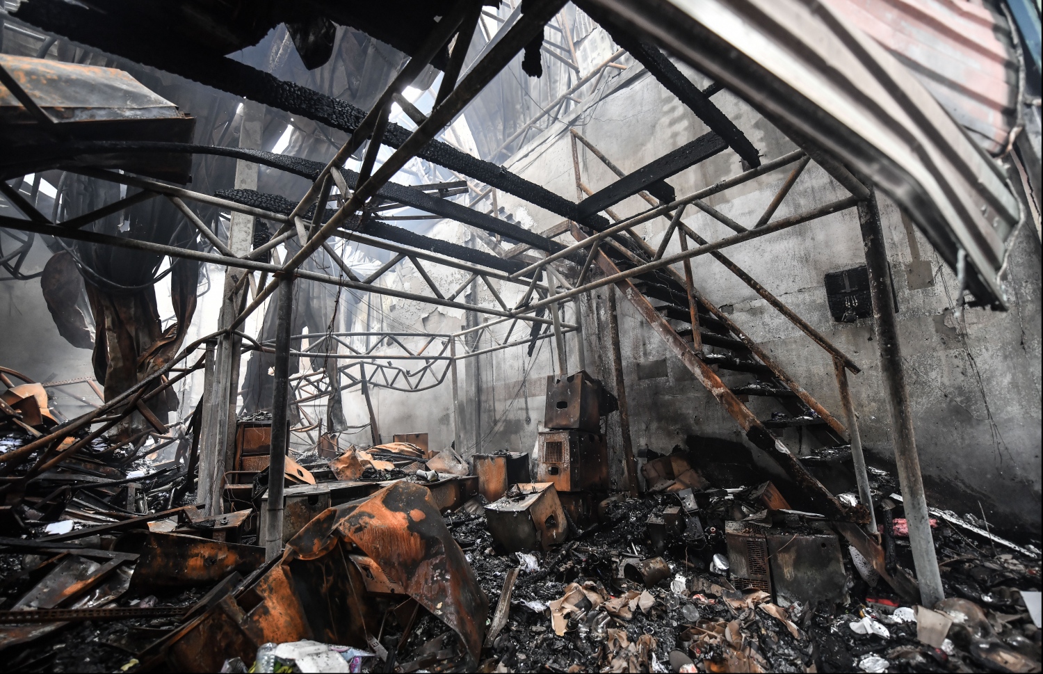 އަލިފާނުގެ ހާދިސާގައި އެނދި ގެއެއްގެ އެތެރެ އަޅި އަށް ވެފައި.