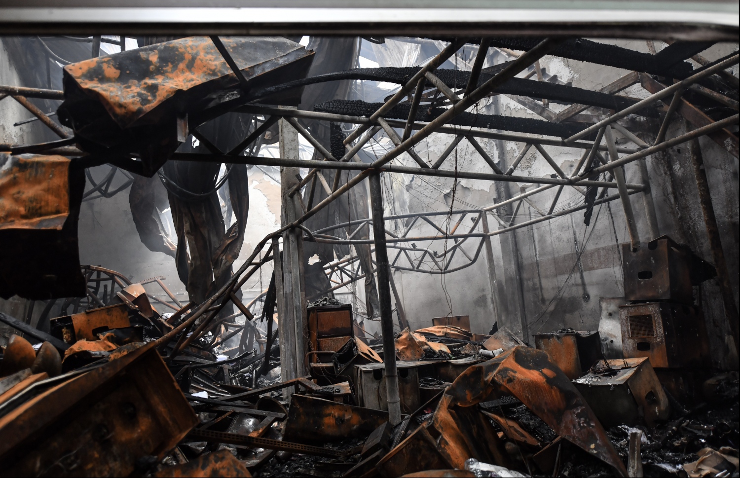 މާލެ: ސެޕްޓެމްބަރު 21، 2019- ހެންވޭރު އަބަދަށްފެހި މަގުގައި ރޭ ހިނގި އަލިފާނުގެ ބޮޑު ހާދިސާގެ ތެރޭގައި ލިބިފައިވާ ބައެއް ގެއްލުން: މާލޭގައި މިހާތަނަށް ހިނގި އަލިފާނުގެ އެންމެ ބޮޑު ހާދިސާގެ ތެރޭގައި އަންހެނަކު މަރުވެ، އެތައް ބަޔަކަށް ވަނީ ބޮޑު ސިހުމެއް ލިބިފައި.---ފޮޓޯ: ހުސއިން ވަހީދު/މިހާރު