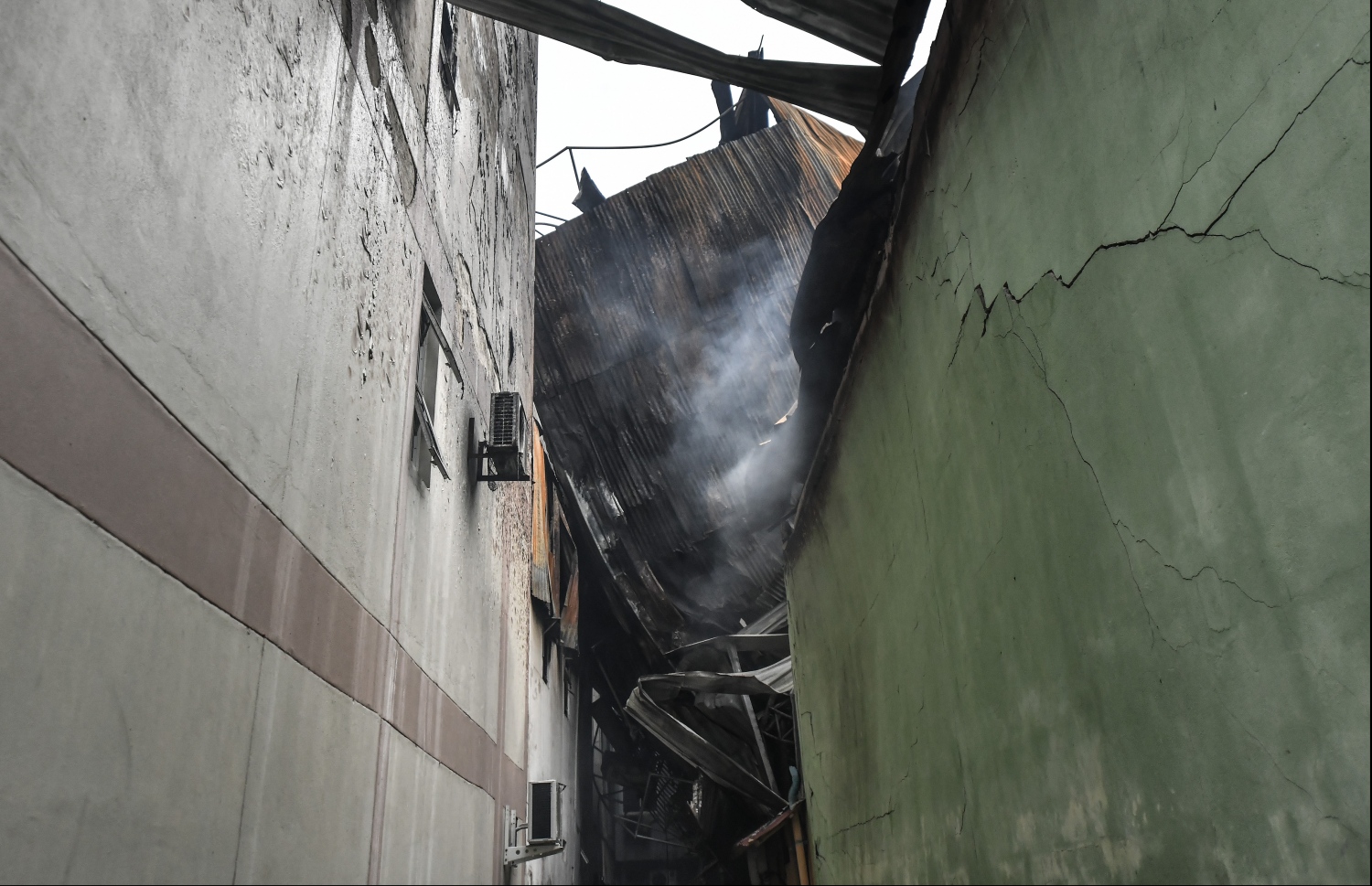 މާލެ: ސެޕްޓެމްބަރު 21، 2019- ހެންވޭރު އަބަދަށްފެހި މަގުގައި ރޭ ހިނގި އަލިފާނުގެ ބޮޑު ހާދިސާގެ ތެރޭގައި ލިބިފައިވާ ބައެއް ގެއްލުން: މާލޭގައި މިހާތަނަށް ހިނގި އަލިފާނުގެ އެންމެ ބޮޑު ހާދިސާގެ ތެރޭގައި އަންހެނަކު މަރުވެ، އެތައް ބަޔަކަށް ވަނީ ބޮޑު ސިހުމެއް ލިބިފައި.---ފޮޓޯ: ހުސއިން ވަހީދު/މިހާރު