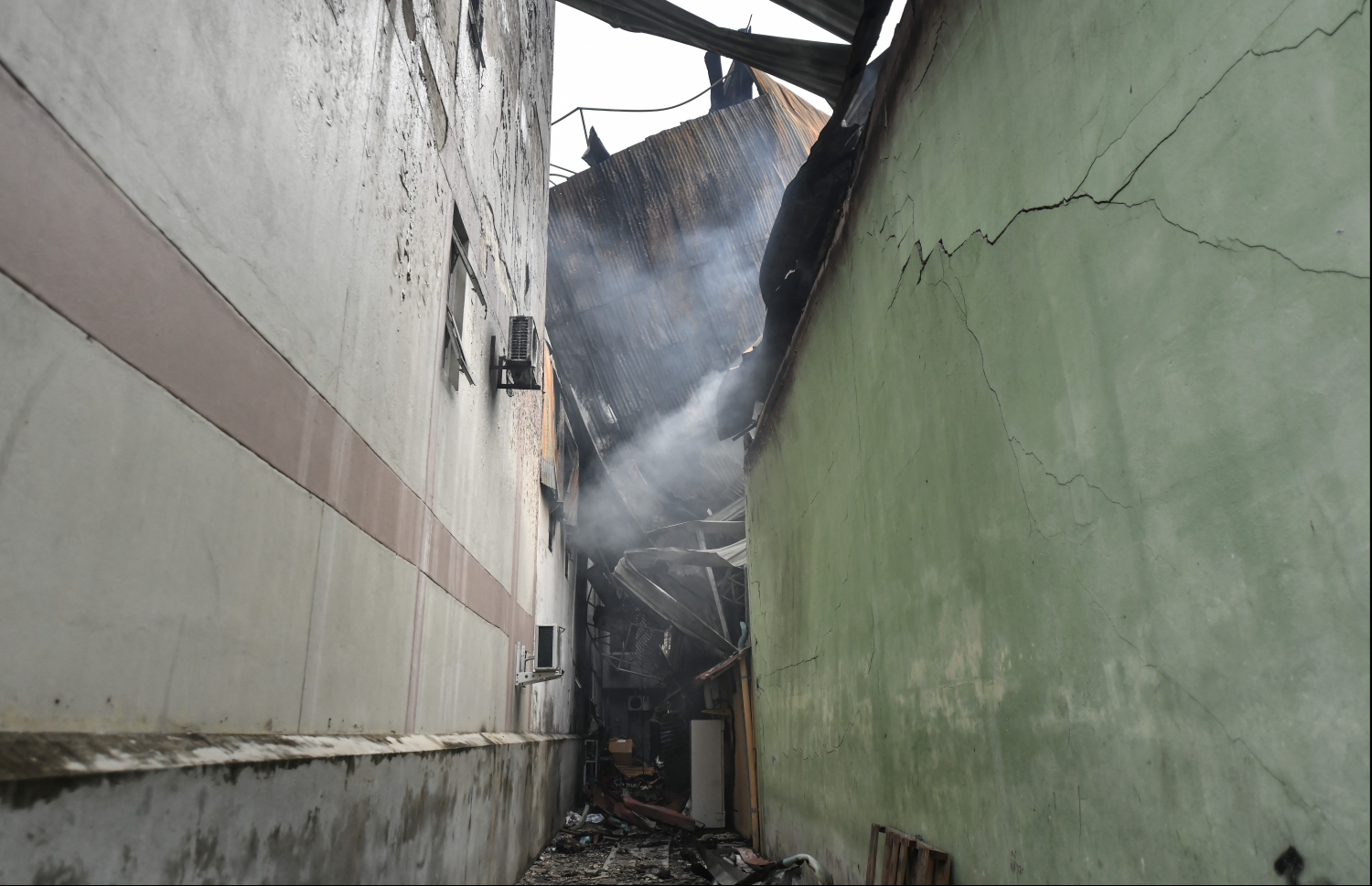 މާލެ: ސެޕްޓެމްބަރު 21، 2019- ހެންވޭރު އަބަދަށްފެހި މަގުގައި ރޭ ހިނގި އަލިފާނުގެ ބޮޑު ހާދިސާގެ ތެރޭގައި ލިބިފައިވާ ބައެއް ގެއްލުން: މާލޭގައި މިހާތަނަށް ހިނގި އަލިފާނުގެ އެންމެ ބޮޑު ހާދިސާގެ ތެރޭގައި އަންހެނަކު މަރުވެ، އެތައް ބަޔަކަށް ވަނީ ބޮޑު ސިހުމެއް ލިބިފައި.---ފޮޓޯ: ހުސއިން ވަހީދު/މިހާރު