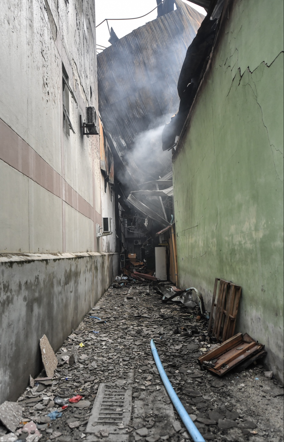 މާލެ: ސެޕްޓެމްބަރު 21، 2019- ހެންވޭރު އަބަދަށްފެހި މަގުގައި ރޭ ހިނގި އަލިފާނުގެ ބޮޑު ހާދިސާގެ ތެރޭގައި ލިބިފައިވާ ބައެއް ގެއްލުން: މާލޭގައި މިހާތަނަށް ހިނގި އަލިފާނުގެ އެންމެ ބޮޑު ހާދިސާގެ ތެރޭގައި އަންހެނަކު މަރުވެ، އެތައް ބަޔަކަށް ވަނީ ބޮޑު ސިހުމެއް ލިބިފައި.---ފޮޓޯ: ހުސއިން ވަހީދު/މިހާރު