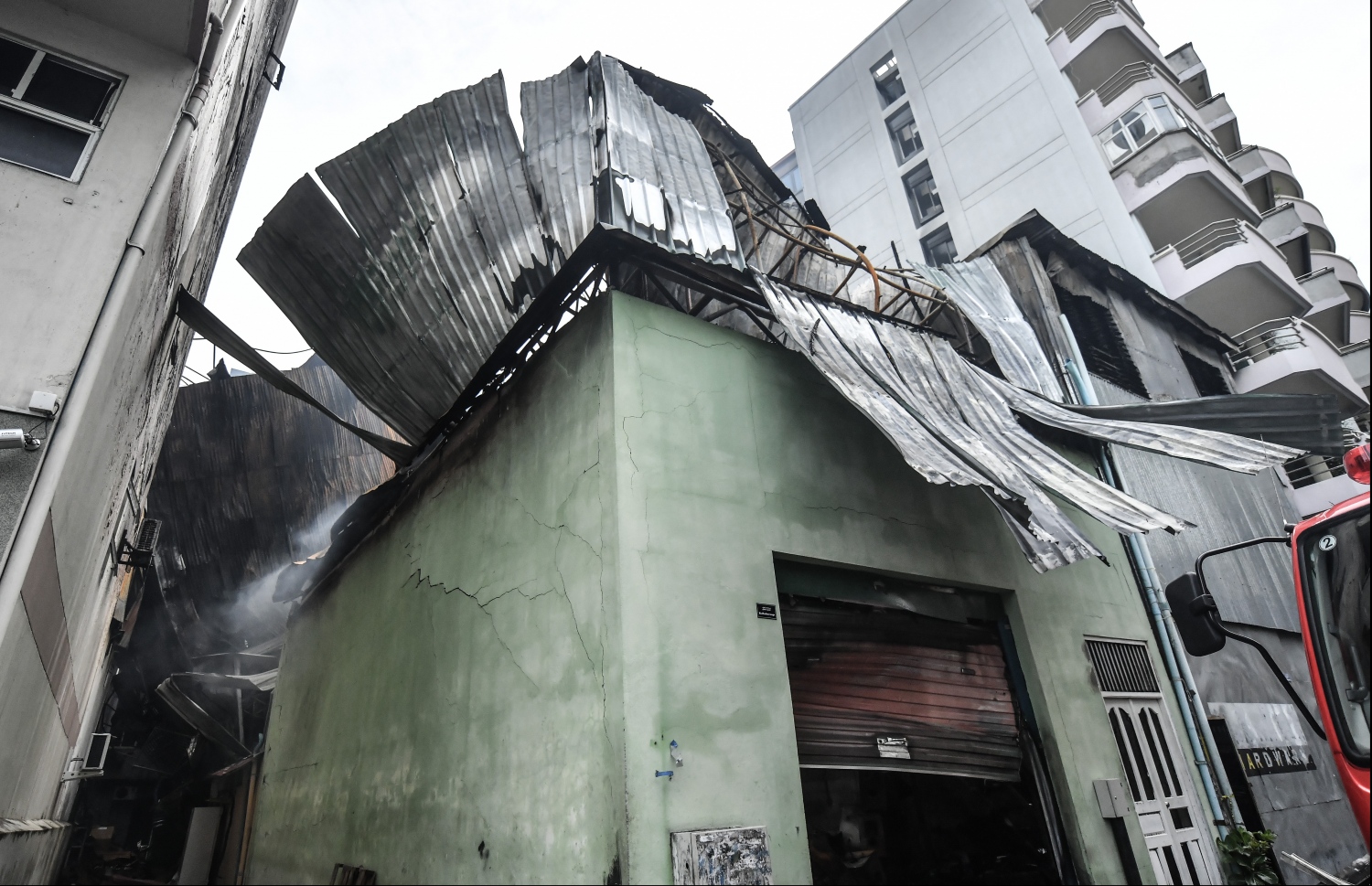 މާލެ: ސެޕްޓެމްބަރު 21، 2019- ހެންވޭރު އަބަދަށްފެހި މަގުގައި ރޭ ހިނގި އަލިފާނުގެ ބޮޑު ހާދިސާގެ ތެރޭގައި ލިބިފައިވާ ބައެއް ގެއްލުން: މާލޭގައި މިހާތަނަށް ހިނގި އަލިފާނުގެ އެންމެ ބޮޑު ހާދިސާގެ ތެރޭގައި އަންހެނަކު މަރުވެ، އެތައް ބަޔަކަށް ވަނީ ބޮޑު ސިހުމެއް ލިބިފައި.---ފޮޓޯ: ހުސއިން ވަހީދު/މިހާރު