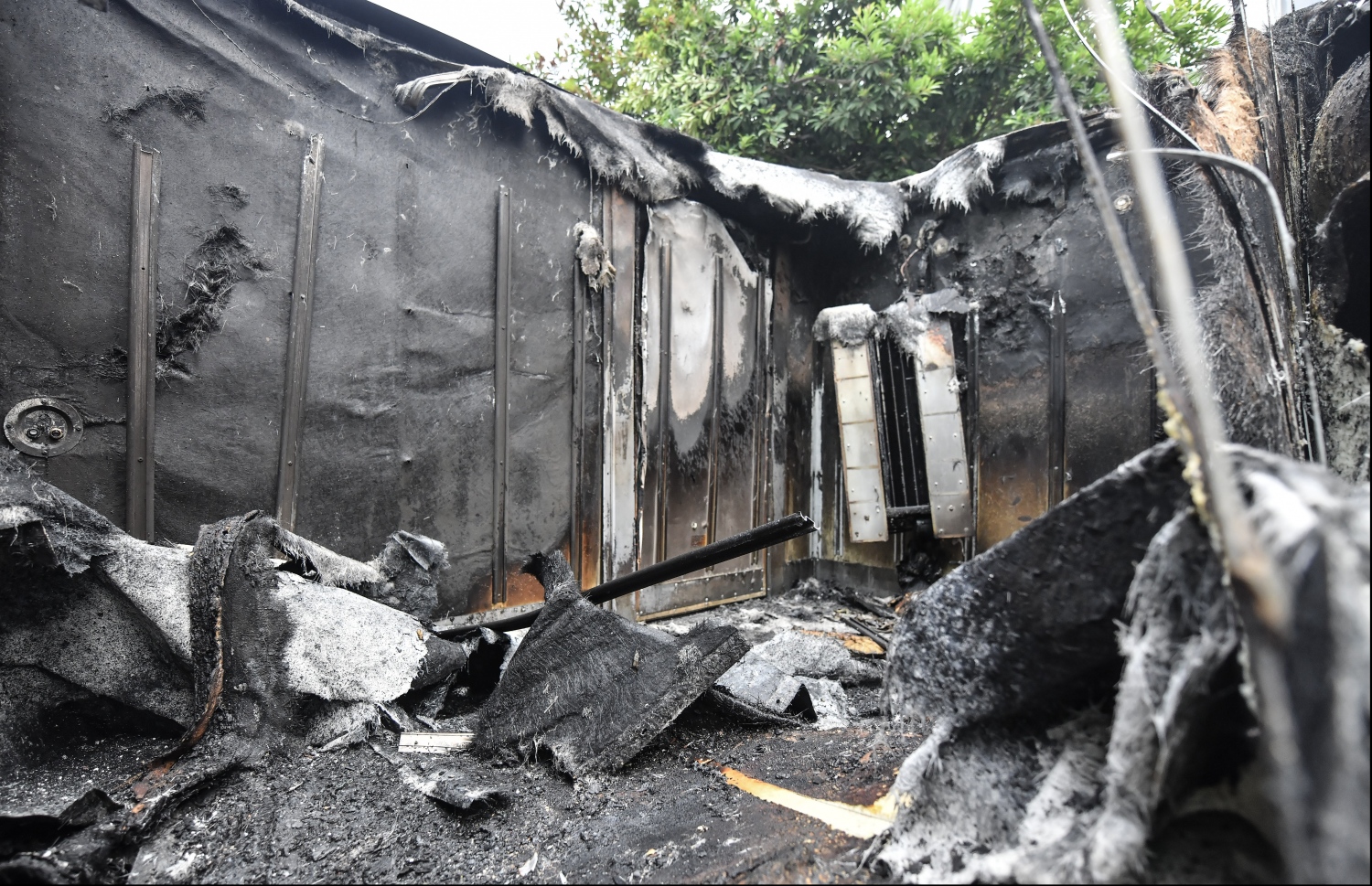 މާލެ: ސެޕްޓެމްބަރު 21، 2019- ހެންވޭރު އަބަދަށްފެހި މަގުގައި ރޭ ހިނގި އަލިފާނުގެ ބޮޑު ހާދިސާގެ ތެރޭގައި ލިބިފައިވާ ބައެއް ގެއްލުން: މާލޭގައި މިހާތަނަށް ހިނގި އަލިފާނުގެ އެންމެ ބޮޑު ހާދިސާގެ ތެރޭގައި އަންހެނަކު މަރުވެ، އެތައް ބަޔަކަށް ވަނީ ބޮޑު ސިހުމެއް ލިބިފައި.---ފޮޓޯ: ހުސއިން ވަހީދު/މިހާރު