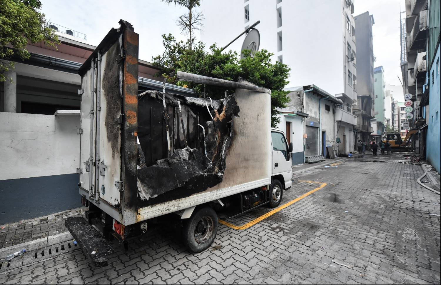 މާލެ: ސެޕްޓެމްބަރު 21، 2019- ހެންވޭރު އަބަދަށްފެހި މަގުގައި ރޭ ހިނގި އަލިފާނުގެ ބޮޑު ހާދިސާގެ ތެރޭގައި އަނދާފައިވާ ލޮރީއެއް: މާލޭގައި މިހާތަނަށް ހިނގި އަލިފާނުގެ އެންމެ ބޮޑު ހާދިސާގެ ތެރޭގައި އަންހެނަކު މަރުވެ، އެތައް ބަޔަކަށް ވަނީ ބޮޑު ސިހުމެއް ލިބިފައި.---ފޮޓޯ: ހުސއިން ވަހީދު/މިހާރު