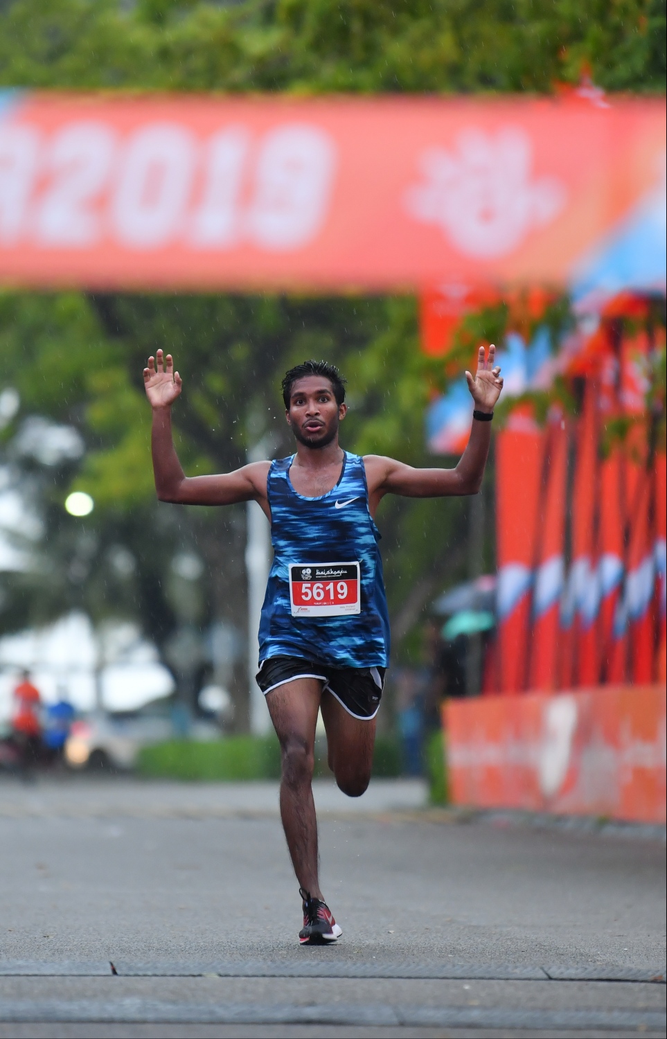 ހުޅުމާލެ: ސެޕްޓެމްބަރު 20، 2019: ރާއްޖޭގައި ބާއްވާ ދުވުމުގެ އެންމެ ބޮޑު ރޭސް ކަމަށްވާ، ދިރާގު މޯލްޑިވްސް ރޯޑް ރޭސްގެ މިއަހަރުގެ 5 ކިލޯމީޓަރު ދުވުމުގެ ތެރެއިން.---ފޮޓޯ: ހުސައިން ވަހީދު/މިހާރު