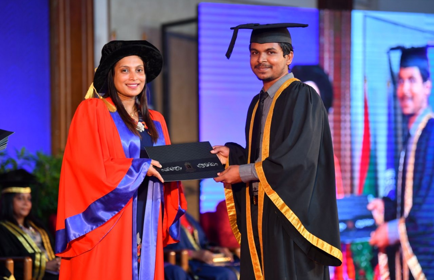 އެމްއެންޔޫއިން ރޭ ދަސްވެނިވި ދަރިވަރަކަށް، އެޑިއުކޭޝަން މިނިސްޓަރު ޑރ. އާއިޝަތު އަލީ ސެޓްފިކެޓް ހަވާލުކޮށްދެއްވަނީ-- ފޮޓޯ: ހުސެއިން ވަހީދު/ މިހާރު