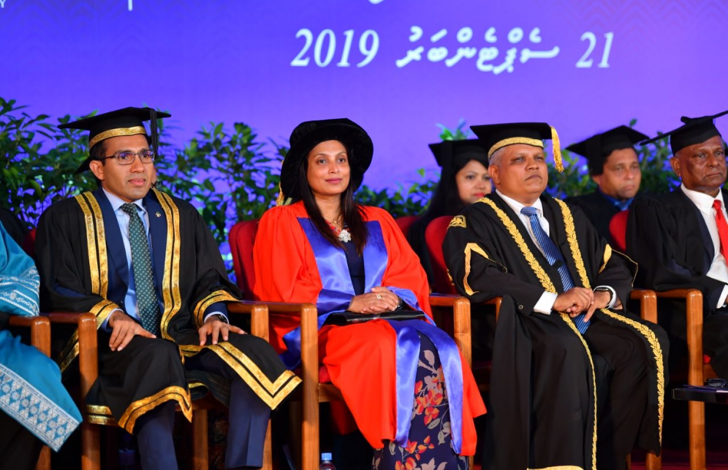 އެމްއެންޔޫއިން ރޭ ބޭއްވި ދަސްވެނިވުމުގެ ރަސްމިއްޔާތުގައި އެޑިއުކޭޝަން މިނިސްޓަރު ޑރ. އާއިޝަތު އަލީ އާއި ކޮމިއުނިކޭޝަން މިނިސްޓަރު މަލީހު (ވ) އަދި އެ ޔުނިވާސިޓީގެ ވައިސް ޗާންސެލާ ޑރ. ޝަރީފް ބައިވެރިވެވަޑައިގަންނަވަނީ- ފޮޓޯ: ހުސެއިން ވަހީދު/ މިހާރު