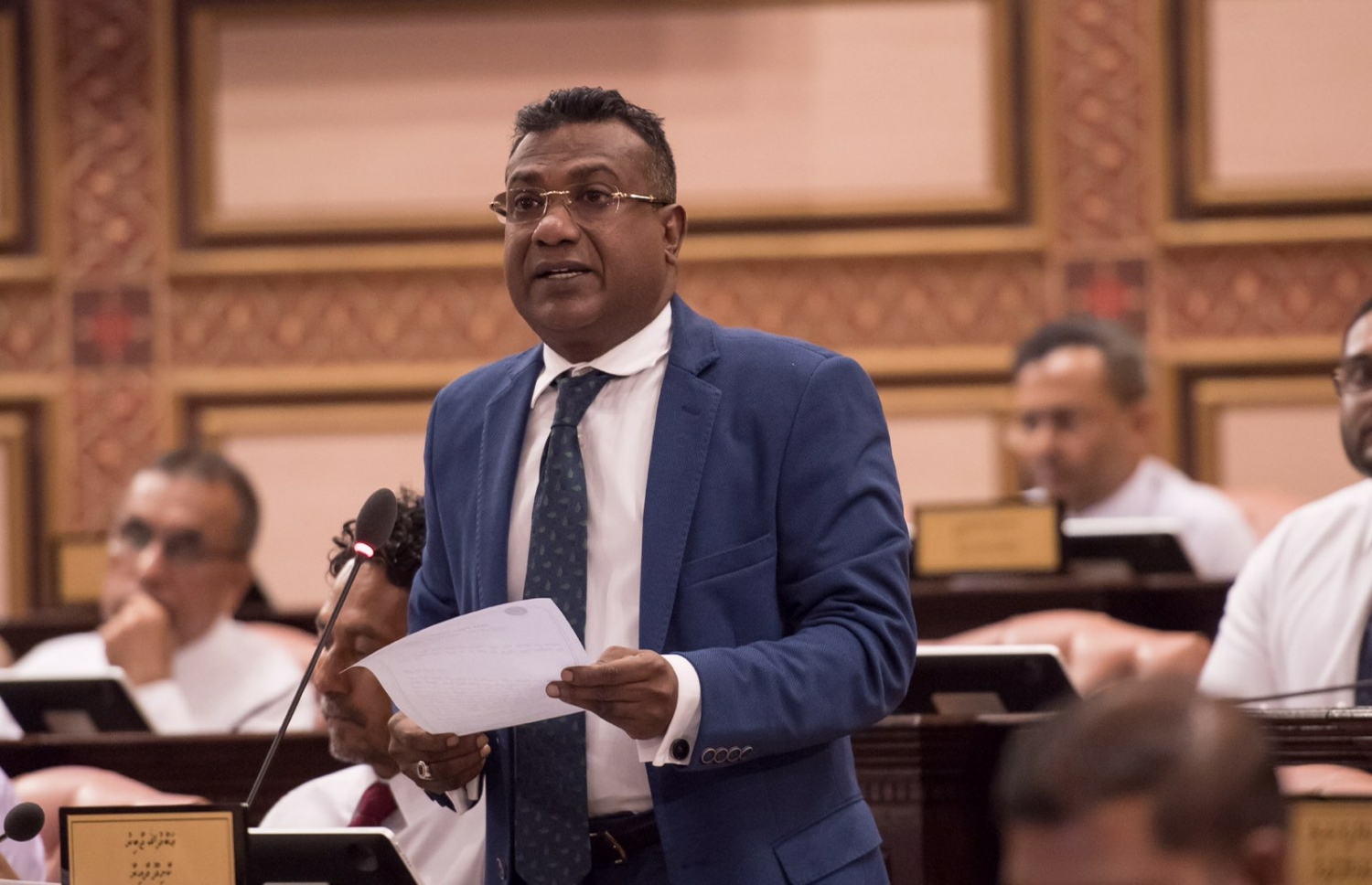 ކާށިދޫ ދާއިރާގެ މެމްބަރު އަބްދުﷲ ޖާބިރު މަޖިލިހުގައި ވާހަކަ ދައްކަވަނީ. --- ފޮޓޯ: މަޖިލިސް