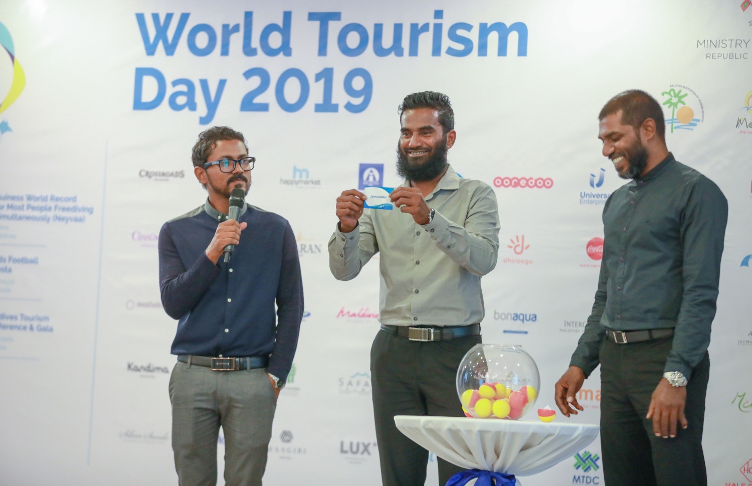 ކިޑްސް ފުޓްބޯލް ފިއެސްޓާގެ ތެރެއިން ގޯލްކީޕަރު އިމްރާން (ކ) އާއި ދަގަނޑޭ (މ).-- ފޮޓޯ: ހާފްކޯޓްއެމްވީ/ އަބްދުﷲ އަބީދު