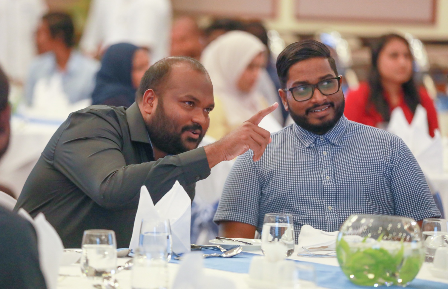 ޓޫރިޒަމް މިނިސްޓަރު އަލީ ވަހީދު (ވ) އާއި އެފްއޭއެމްގެ ރައީސް ބައްސާމް.-- ފޮޓޯ: ހާފްކޯޓްއެމްވީ/ އަބްދުﷲ އަބީދު