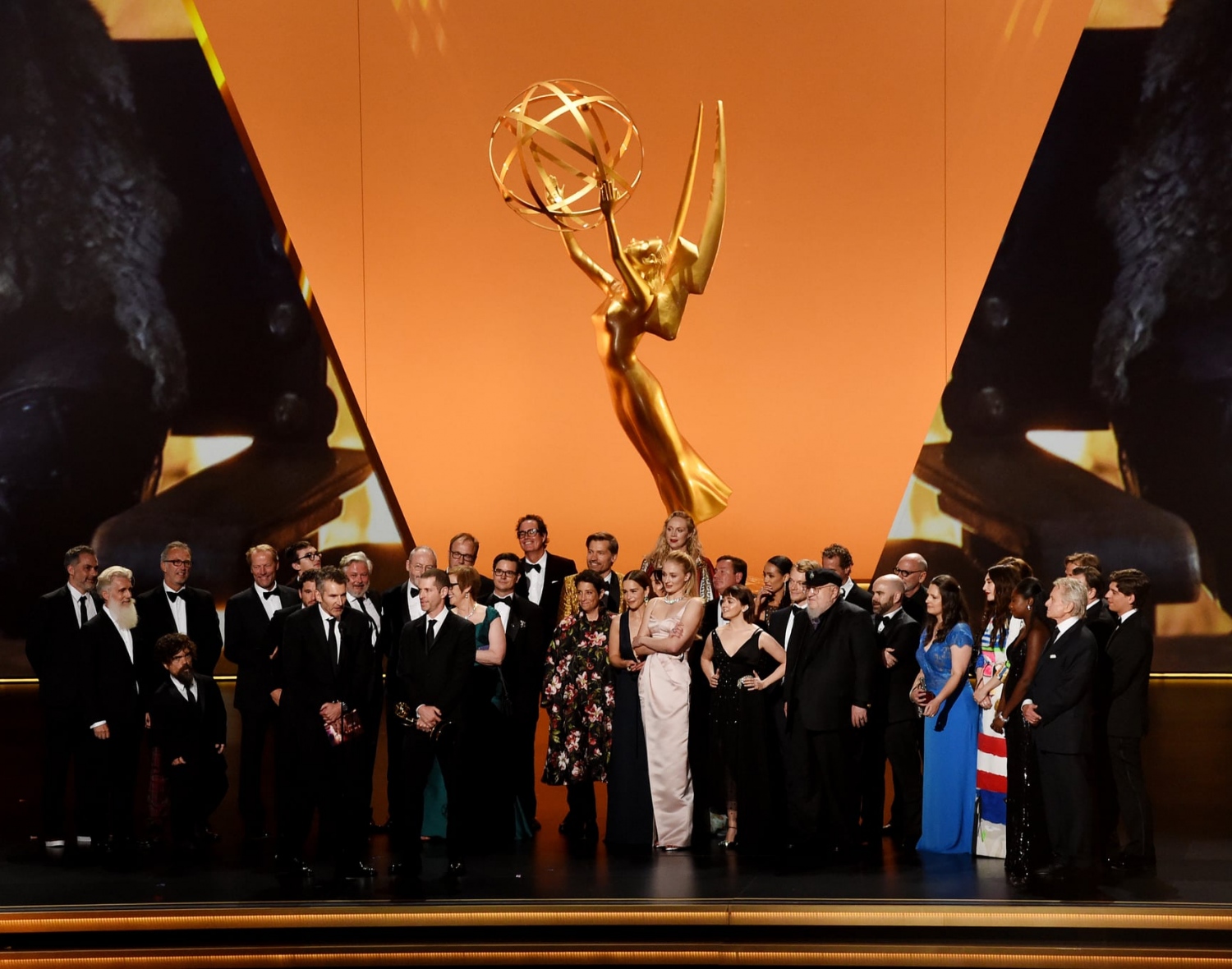 ގޭމް އޮފް ތުރޯންސްގެ ކާސްޓާއި ކްރޫ، އެމީ އެވޯޑްސް 2019 ގައި.