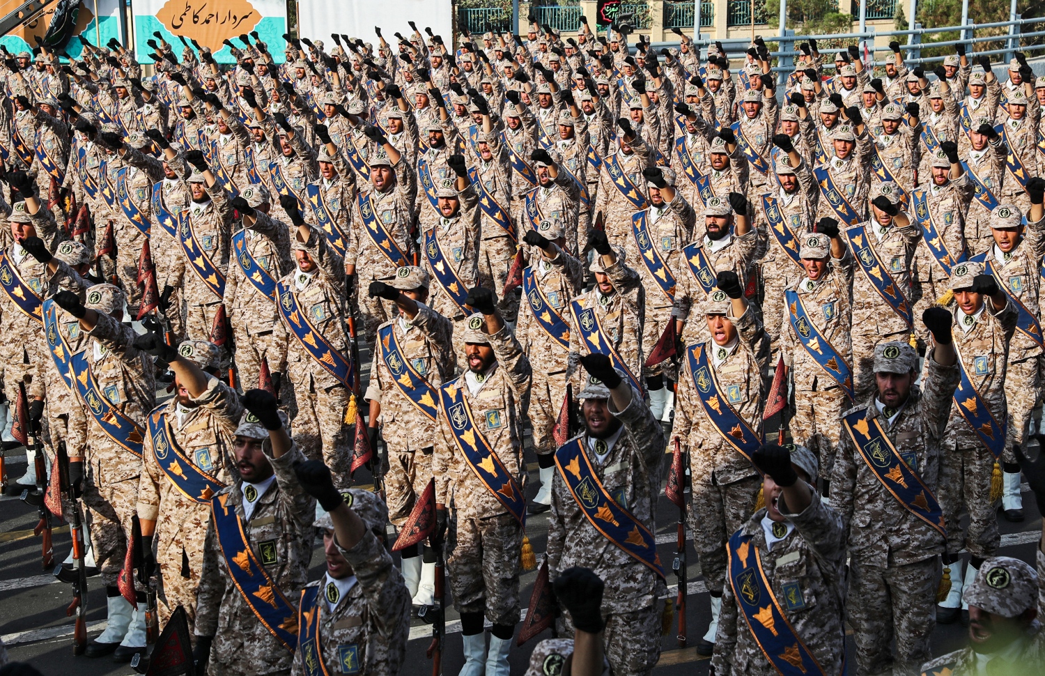 ގަލްފު ހަނގުރާމަ ފެށުނު މުނާސަބަތާ ދިމާކޮށް އީރާނުގައި ފާހަގަކުރާ "ދިފާއީ ހަފުތާ" ގައި ރިވޮލިއުޝަނަރީ ގާޑުގެ މިލިޓަރީ ޕެރޭޑުގައި ސެލިއުޓް ނަގަނީ. --ފޮޓޯ:އޭއެފްޕީ