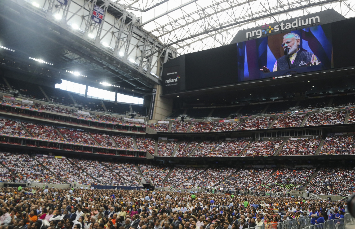 މޯދީ އަށް މަރުހަބާ ކިޔުމަށް ޓެކްސަސްގެ ހިއުސްޓަންގެ އެންއާރުޖީ ސްޓޭޑިއަމަށް އެއްވެ ތިބި މީހުން. --ފޮޓޯ:އޭއެފްޕީ