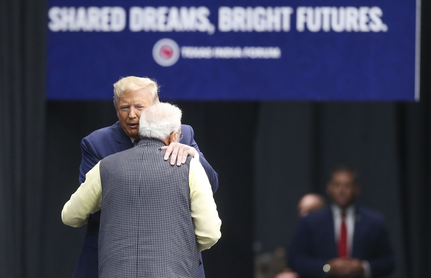 ޓެކްސަސްގެ ހިއުސްޓަންގެ އެންއާރުޖީ ސްޓޭޑިއަމްގައި ސެޕްޓެމްބަރު 22، 2019 ގައި މޯދީ އަށް ޓްރަމްޕް މަރުހަބާ ދަންނަވަނީ. --ފޮޓޯ:އޭއެފްޕީ