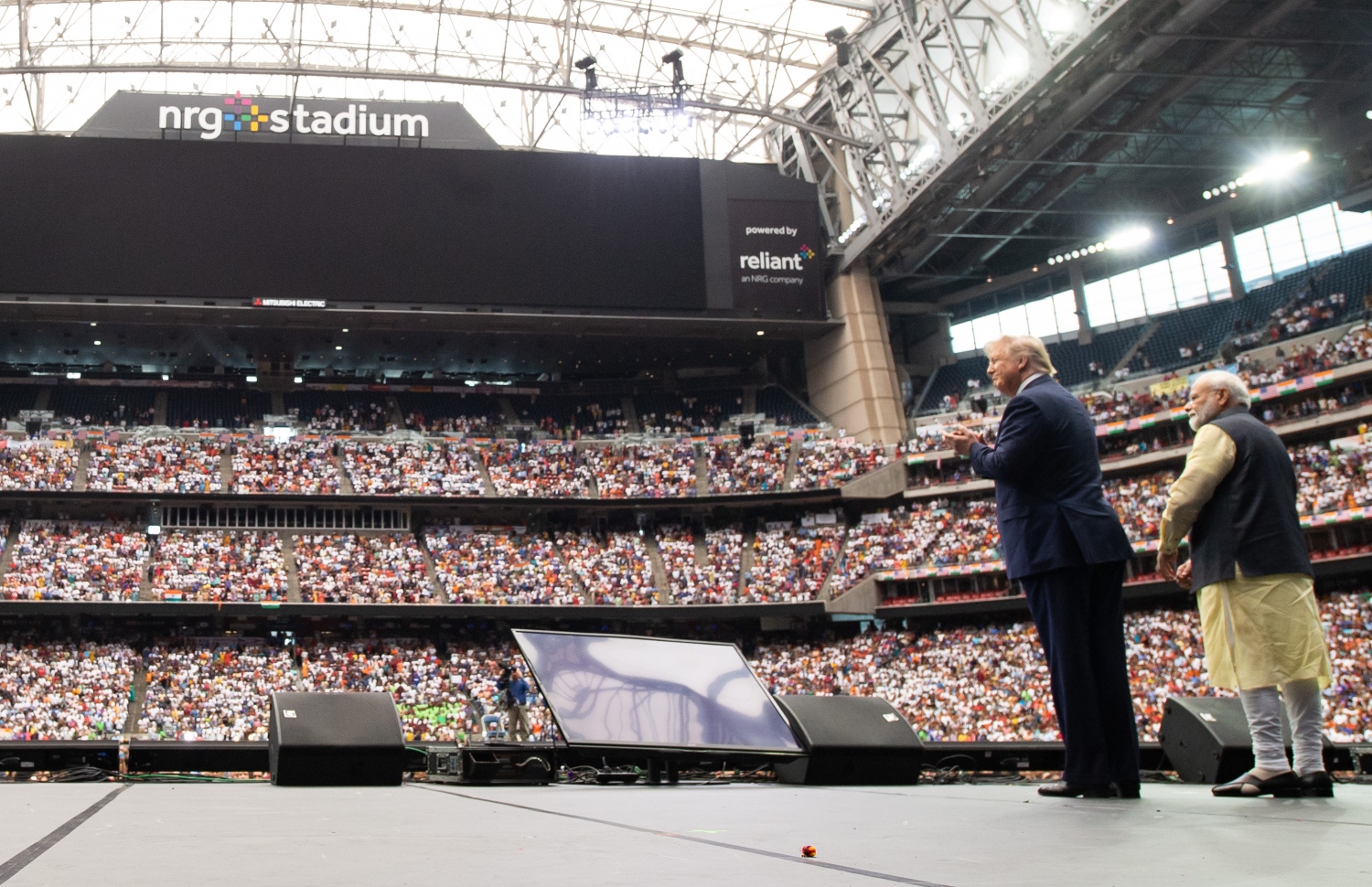 ޓެކްސަސްގެ ހިއުސްޓަންގެ އެންއާރުޖީ ސްޓޭޑިއމްގެ ސްޓޭޖުގައި ރައީސް ޓްރަމްޕާއި ބޮޑު ވަޒީރު މޯދީ. --ފޮޓޯ:އޭއެފްޕީ