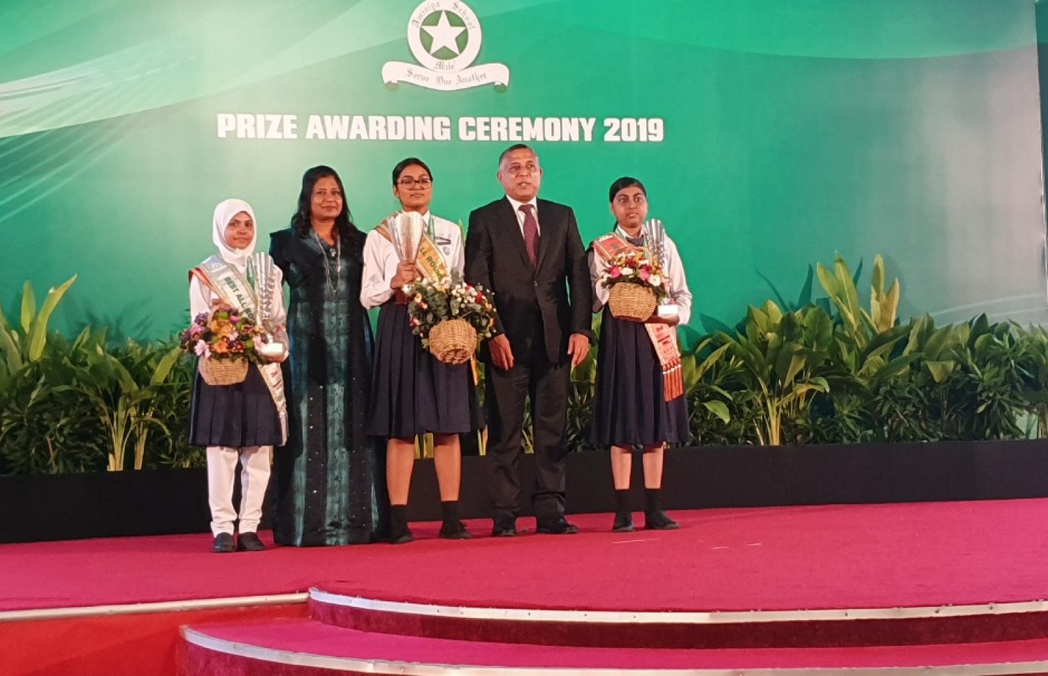 އަމީނިއްޔާ ސްކޫލުން ހުރިހާ ގޮތަކުން ގަދަ ތިން ވަނަ ހޯދި ދަރިވަރުންނާއެކު ޕްލޭނިން މިނިސްޓަރު އަސްލަމް އަދި އަމީނިއްޔާގެ ޕްރިންސިޕަލް ނާޒްލީން ފޮޓޯއަކަށް ހުއްޓިވަޑައިގެން.-- ފޮޓޯ: އަމީނިއްޔާ ސްކޫލް