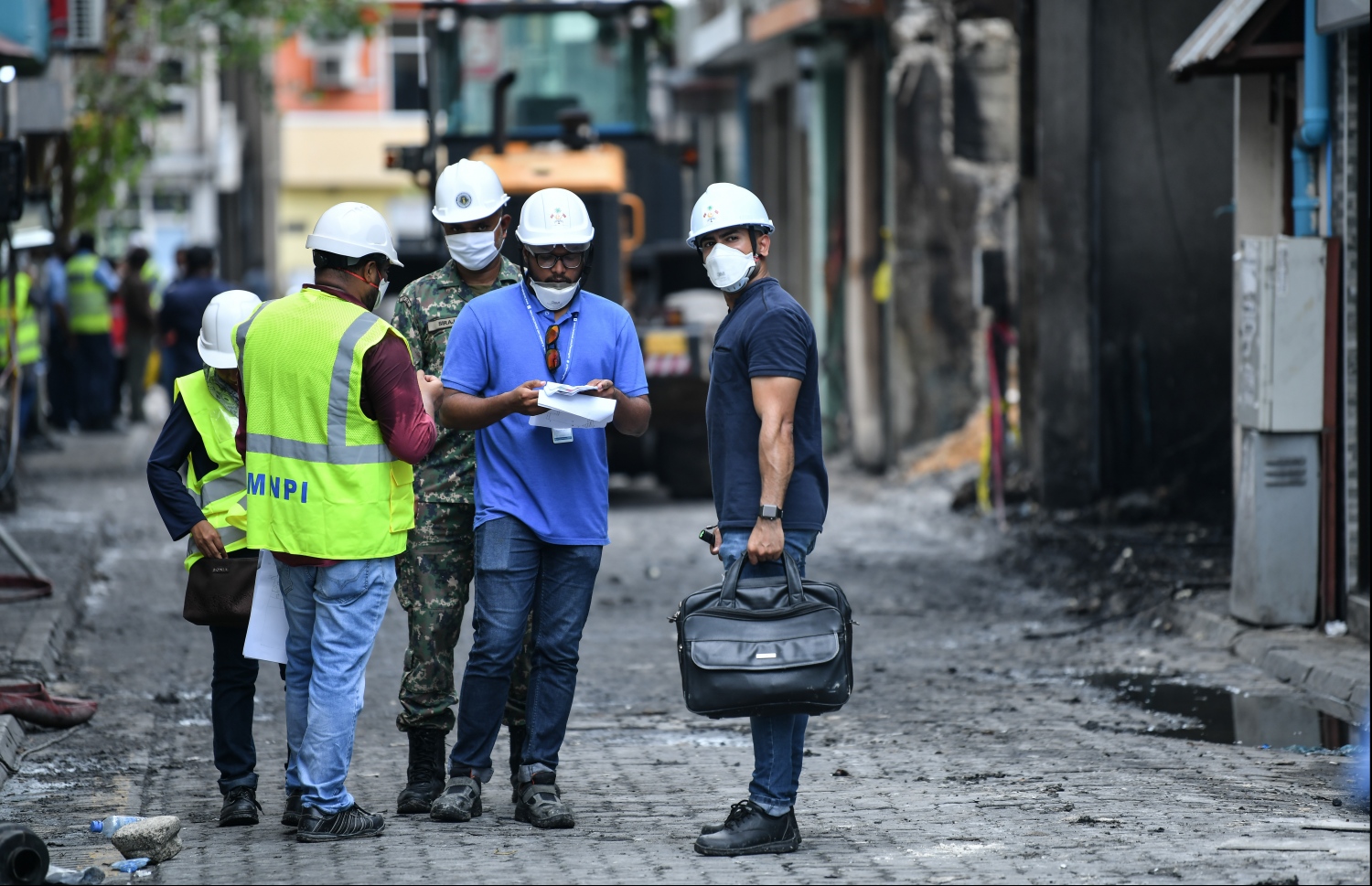 އަލިފާން ރޯވި ސަރަހައްދުގައި ހައުސިން މިނިސްޓްރީ އާއި ޕްލޭނިން މިނިސްޓްރީގެ މުވައްޒަފުން މިއަދު ހަރަކާތްތެރިވަނީ. --- ފޮޓޯ: ހުސެއިން ވަހީދު/ މިހާރު