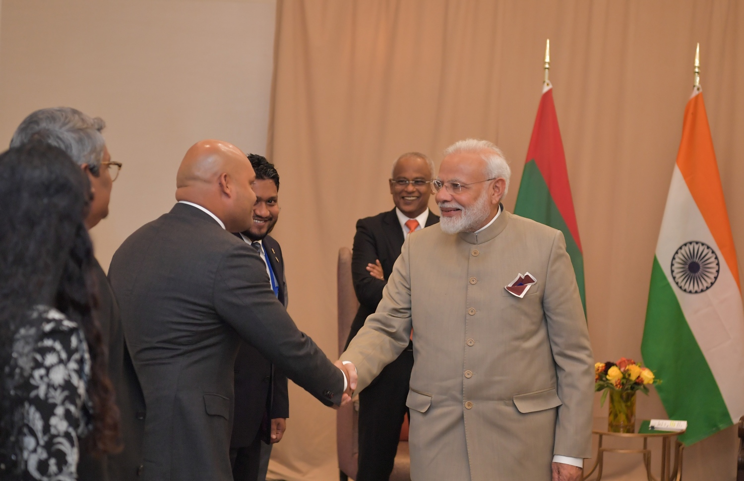 އެމެރިކާ: ސެޕްޓެމްބަރު 24، 2019: އ.ދ ގެ 74 ވަނަ އާންމު މަޖިލީހުގެ ހަވާސާގައި އިންޑިއާގެ ބޮޑުވަޒީރު ނަރެންދްރަ މޯދީ އާ ރާއްޖޭގެ ވަފްދުގެ ބޭފުޅަކު ސަލާމް ކުރައްވަނީ.-- ފޮޓޯ: ރައީސް އޮފީސް