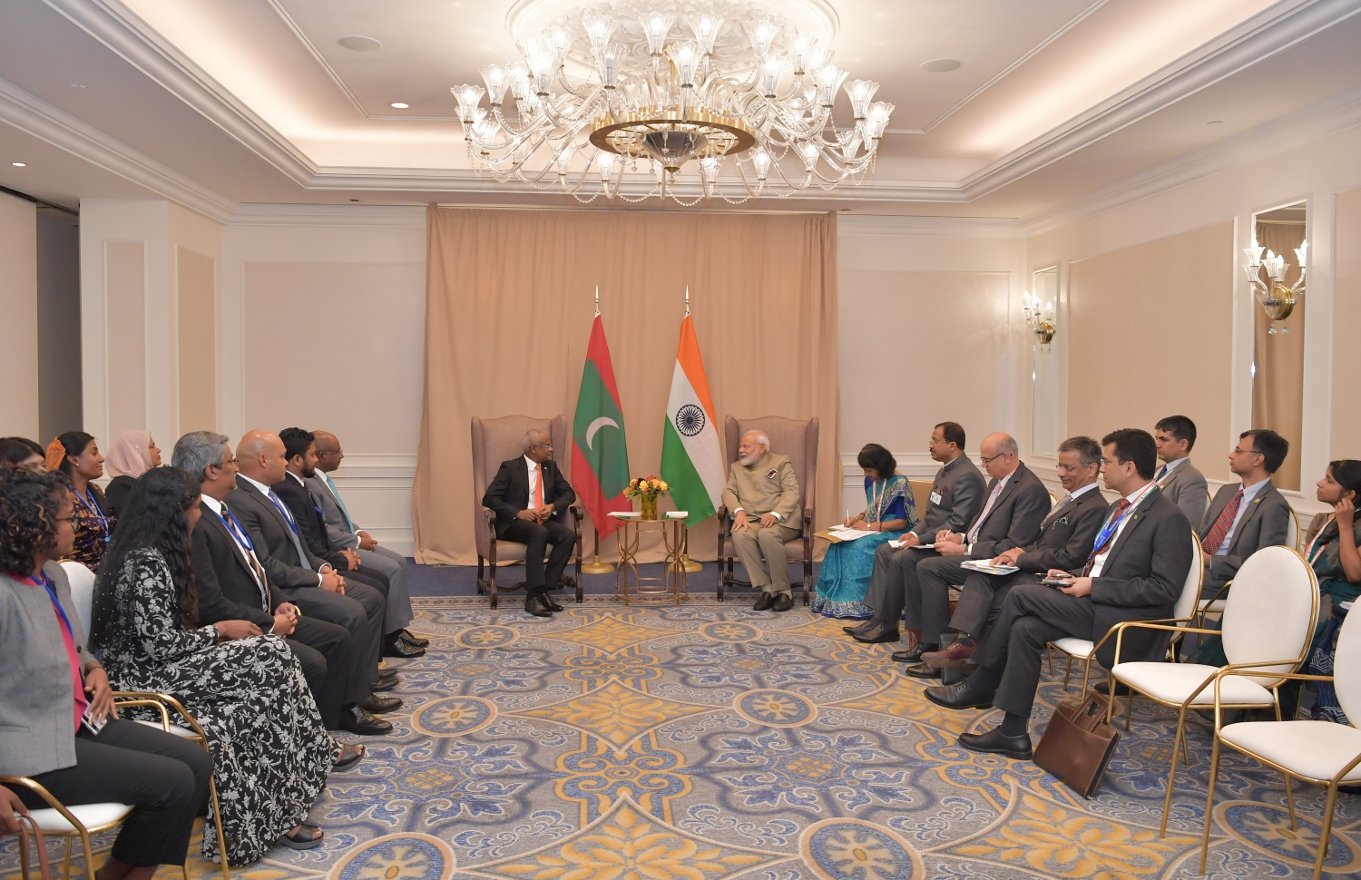 އެމެރިކާ: ސެޕްޓެމްބަރު 24، 2019: އ.ދ ގެ 74 ވަނަ އާންމު މަޖިލީހުގެ ހަވާސާގައި އިންޑިއާގެ ބޮޑުވަޒީރު ނަރެންދްރަ މޯދީ އާ ރައީސް އިބްރާހިމް މުހައްމަދު ސޯލިހު ބައްދަލު ކުރައްވަނީ.-- ފޮޓޯ: ރައީސް އޮފީސް