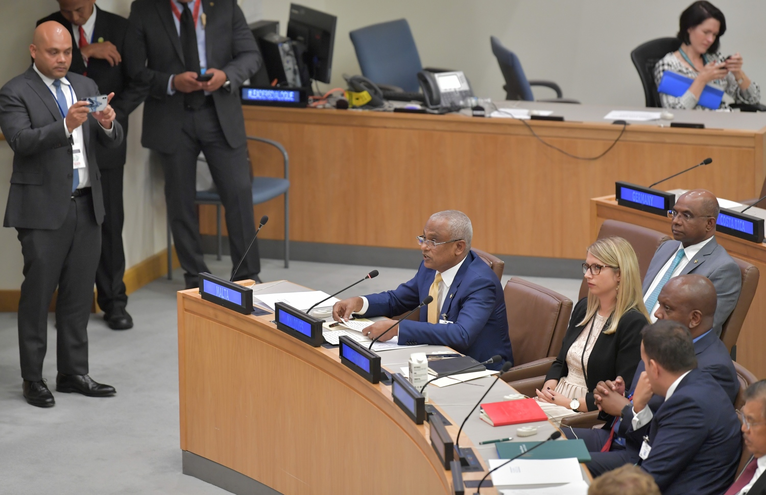 އެމެރިކާ: ސެޕްޓެމްބަރު 24، 2019: އ.ދ ގެ 74 ވަނަ އާންމު މަޖިލީހުގެ ހަވާސާގައި "ސްޓްރެޓީޖިކް ރެސްޕޮންސެސް ޓު ޓެރަރިސްޓް އެންޑް ވަޔަލެންޓް އެކްސްޓްރީމިޒަމް ލީޑާޒް ޑައިލޮގް" އާ ބެހޭ ގޮތުން ބޭއްވި ބައްދަލުވުމެއްގައި ރައީސް އިބްރާހިމް މުހައްމަދު ސޯލިހު ބައިވެރިވެ ވަޑައިގަންނަވަނީ.-- ފޮޓޯ: ރައީސް އޮފީސް