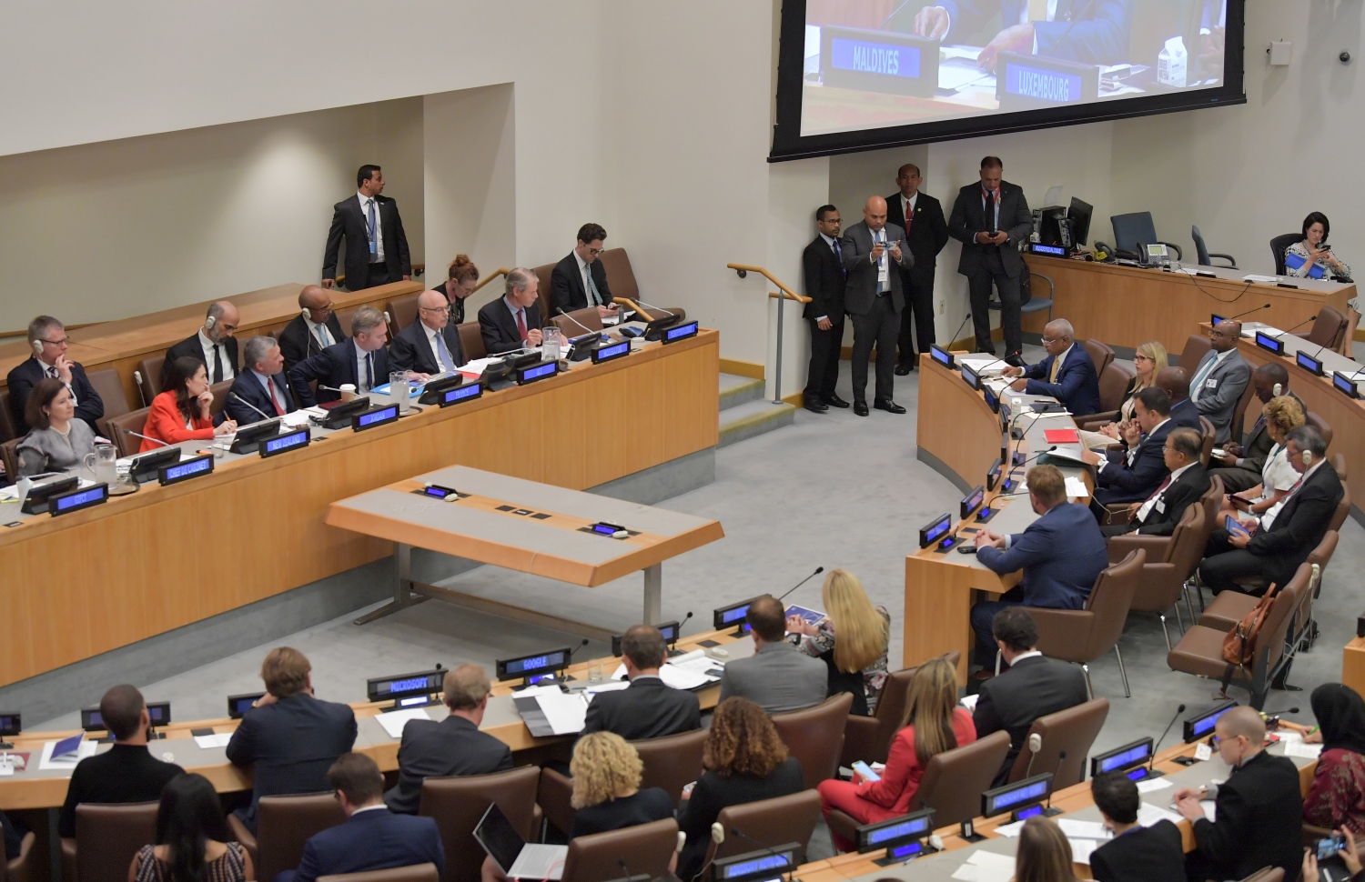 އެމެރިކާ: ސެޕްޓެމްބަރު 24، 2019: އ.ދ ގެ 74 ވަނަ އާންމު މަޖިލީހުގެ ހަވާސާގައި "ސްޓްރެޓީޖިކް ރެސްޕޮންސެސް ޓު ޓެރަރިސްޓް އެންޑް ވަޔަލެންޓް އެކްސްޓްރީމިޒަމް ލީޑާޒް ޑައިލޮގް" އާ ބެހޭ ގޮތުން ބޭއްވި ބައްދަލުވުމެއްގައި ރައީސް އިބްރާހިމް މުހައްމަދު ސޯލިހު ބައިވެރިވެ ވަޑައިގަންނަވަނީ.-- ފޮޓޯ: ރައީސް އޮފީސް