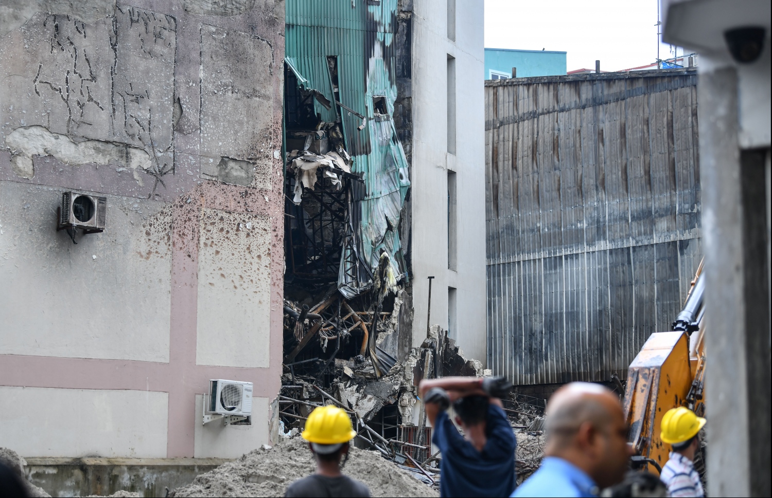 ހ. ކީވް އިމާރާތުގައި ރޯވެ އަނދާފައި. އިމާރާތް ހަދާފައި ހުރީ ދަގަނޑު ހޮޅި އާއި ޓިނުން --- ފޮޓޯ: ހުސެއިން ވަހީދު/ މިހާރު