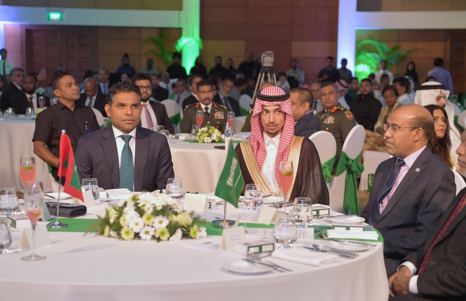 ކުރުނބާ މޯލްޑިވްސް: ސެޕްޓެމްބަރު 23، 2019: ސައުދީ އަރަބިއްޔާގެ 89 ވަނަ ގައުމީ ދުވަސް ފާހަގަކުރުމަށް ކުރުނބާ މޯލްޑިވްސްގައި ބޭއްވި ހަފުލާގައި ނައިބު ރައީސް ފައިސަލް ނަސީމް ބައިވެރިވެ ވަޑައިގަންނަވަނީ.-- ފޮޓޯ: ރައީސް އޮފީސް