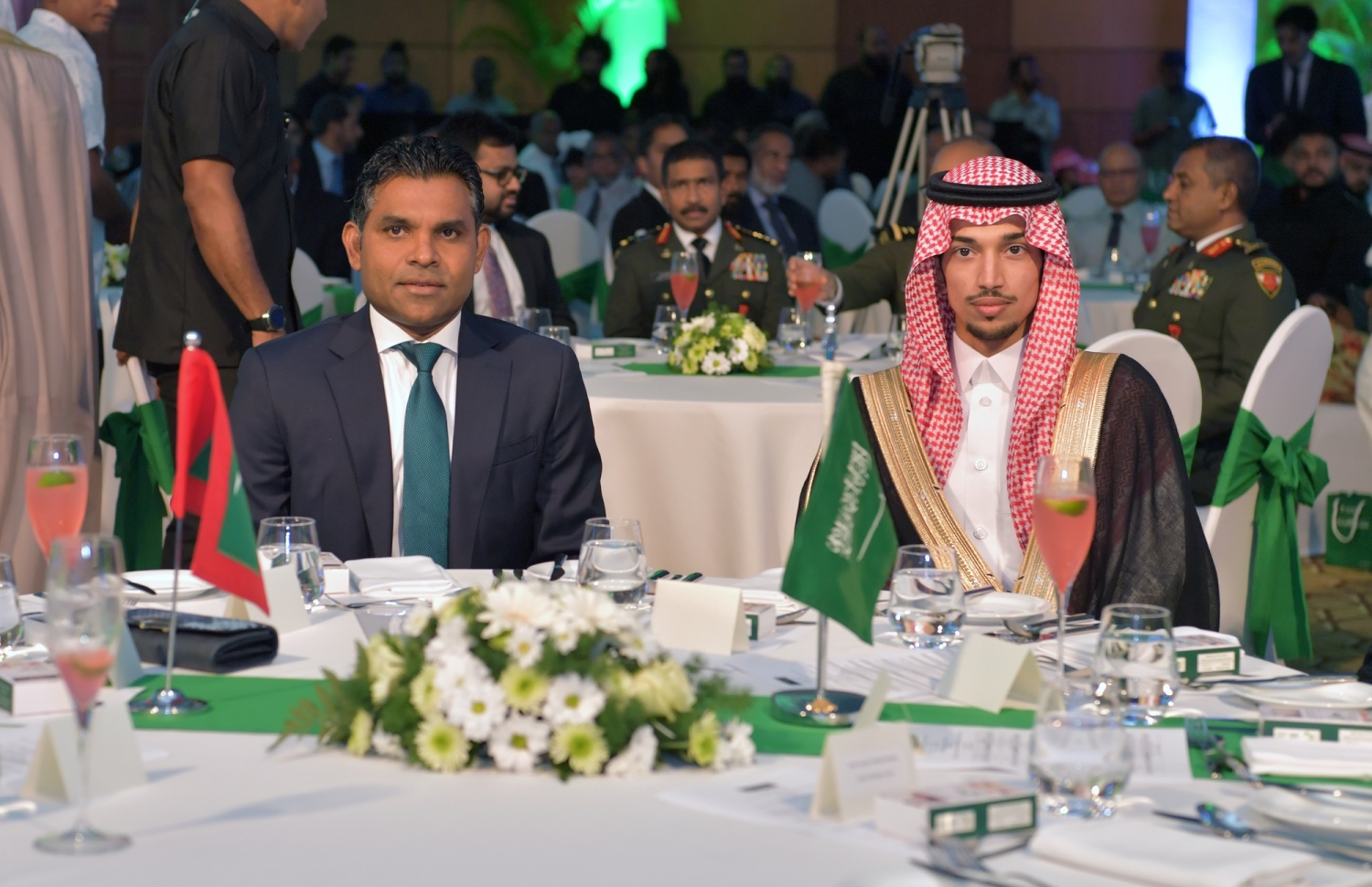 ކުރުނބާ މޯލްޑިވްސް: ސެޕްޓެމްބަރު 23، 2019: ސައުދީ އަރަބިއްޔާގެ 89 ވަނަ ގައުމީ ދުވަސް ފާހަގަކުރުމަށް ކުރުނބާ މޯލްޑިވްސްގައި ބޭއްވި ހަފުލާގައި ނައިބު ރައީސް ފައިސަލް ނަސީމް ބައިވެރިވެ ވަޑައިގަންނަވަނީ.-- ފޮޓޯ: ރައީސް އޮފީސް