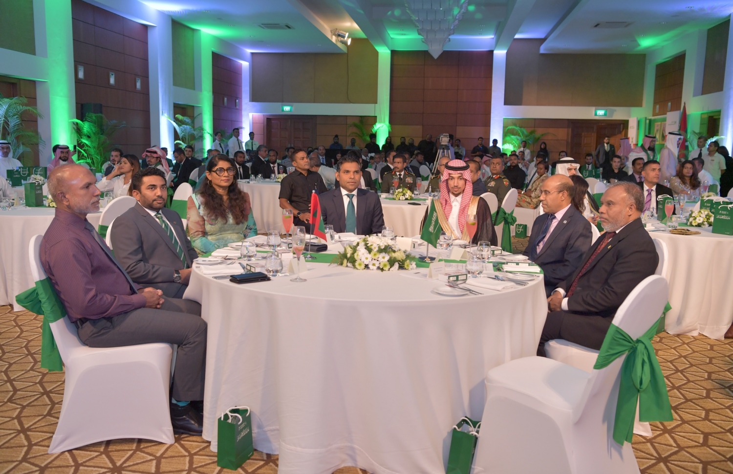 ކުރުނބާ މޯލްޑިވްސް: ސެޕްޓެމްބަރު 23، 2019: ސައުދީ އަރަބިއްޔާގެ 89 ވަނަ ގައުމީ ދުވަސް ފާހަގަކުރުމަށް ކުރުނބާ މޯލްޑިވްސްގައި ބޭއްވި ހަފުލާގައި ނައިބު ރައީސް ފައިސަލް ނަސީމް ބައިވެރިވެ ވަޑައިގަންނަވަނީ.-- ފޮޓޯ: ރައީސް އޮފީސް