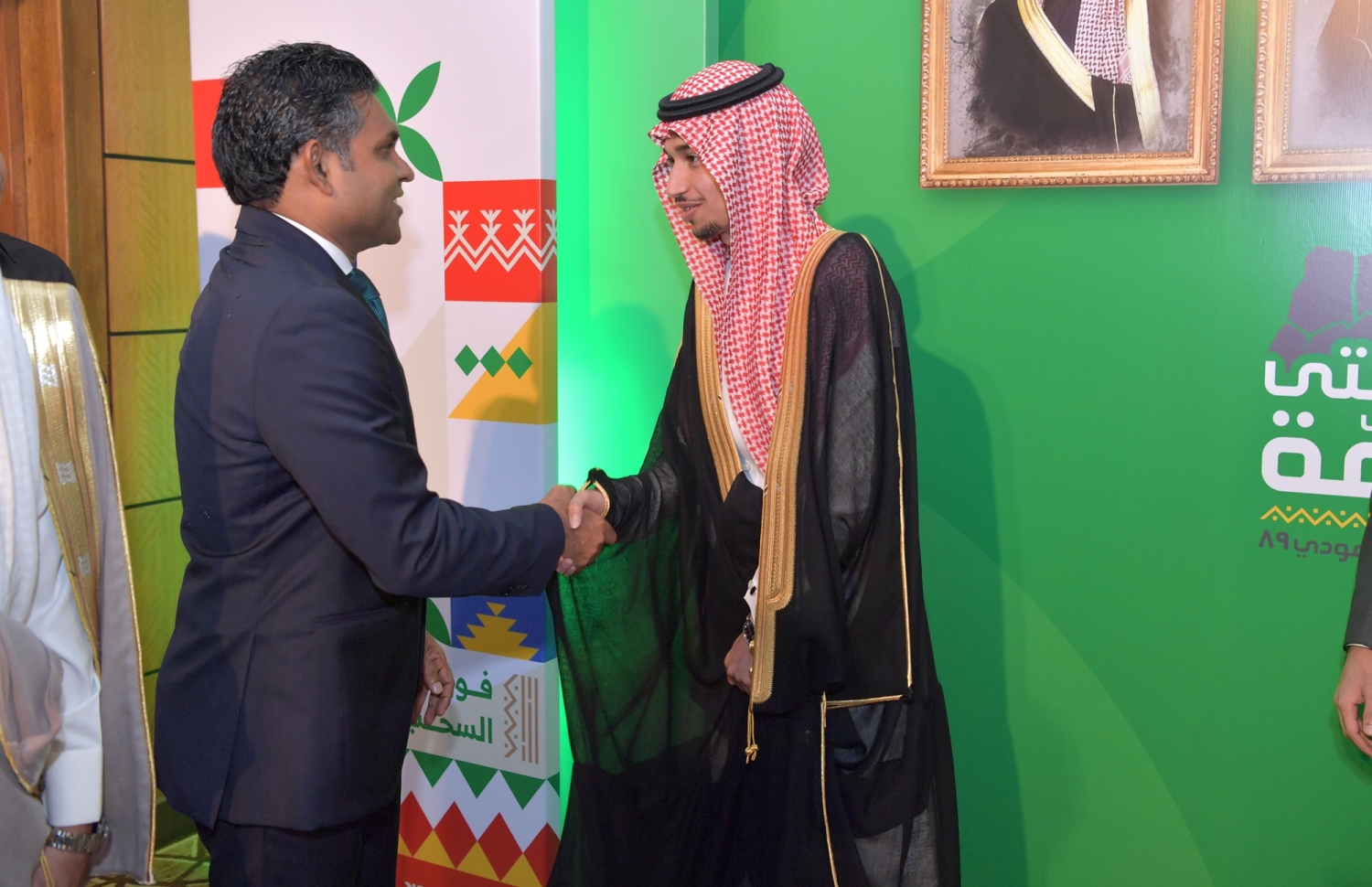 ކުރުނބާ މޯލްޑިވްސް: ސެޕްޓެމްބަރު 23، 2019: ސައުދީ އަރަބިއްޔާގެ 89 ވަނަ ގައުމީ ދުވަސް ފާހަގަކުރުމަށް ކުރުނބާ މޯލްޑިވްސްގައި ބޭއްވި ހަފުލާގައި ނައިބު ރައީސް ފައިސަލް ނަސީމް ބައިވެރިވެ ވަޑައިގަންނަވަނީ.-- ފޮޓޯ: ރައީސް އޮފީސް