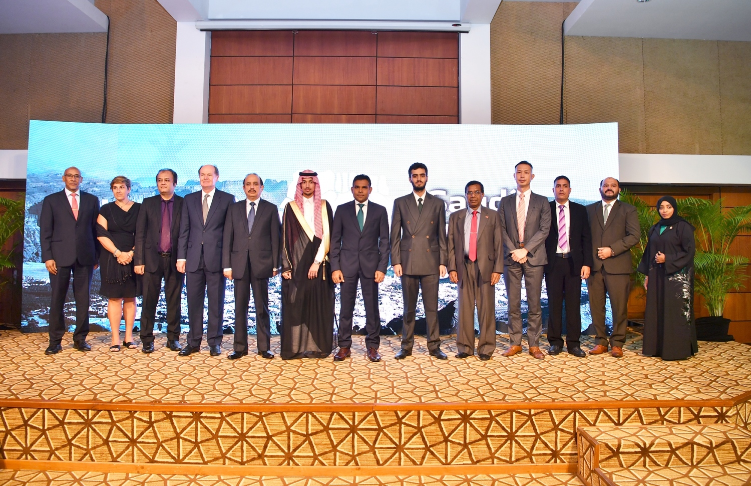 ކުރުނބާ މޯލްޑިވްސް: ސެޕްޓެމްބަރު 23، 2019: ސައުދީ އަރަބިއްޔާގެ 89 ވަނަ ގައުމީ ދުވަސް ފާހަގަކުރުމަށް ކުރުނބާ މޯލްޑިވްސްގައި ބޭއްވި ހަފުލާގައި ނައިބު ރައީސް ފައިސަލް ނަސީމް ފޮޓޯއަކަށް ހުއްޓިވަޑައިގެން.-- ފޮޓޯ: ރައީސް އޮފީސް