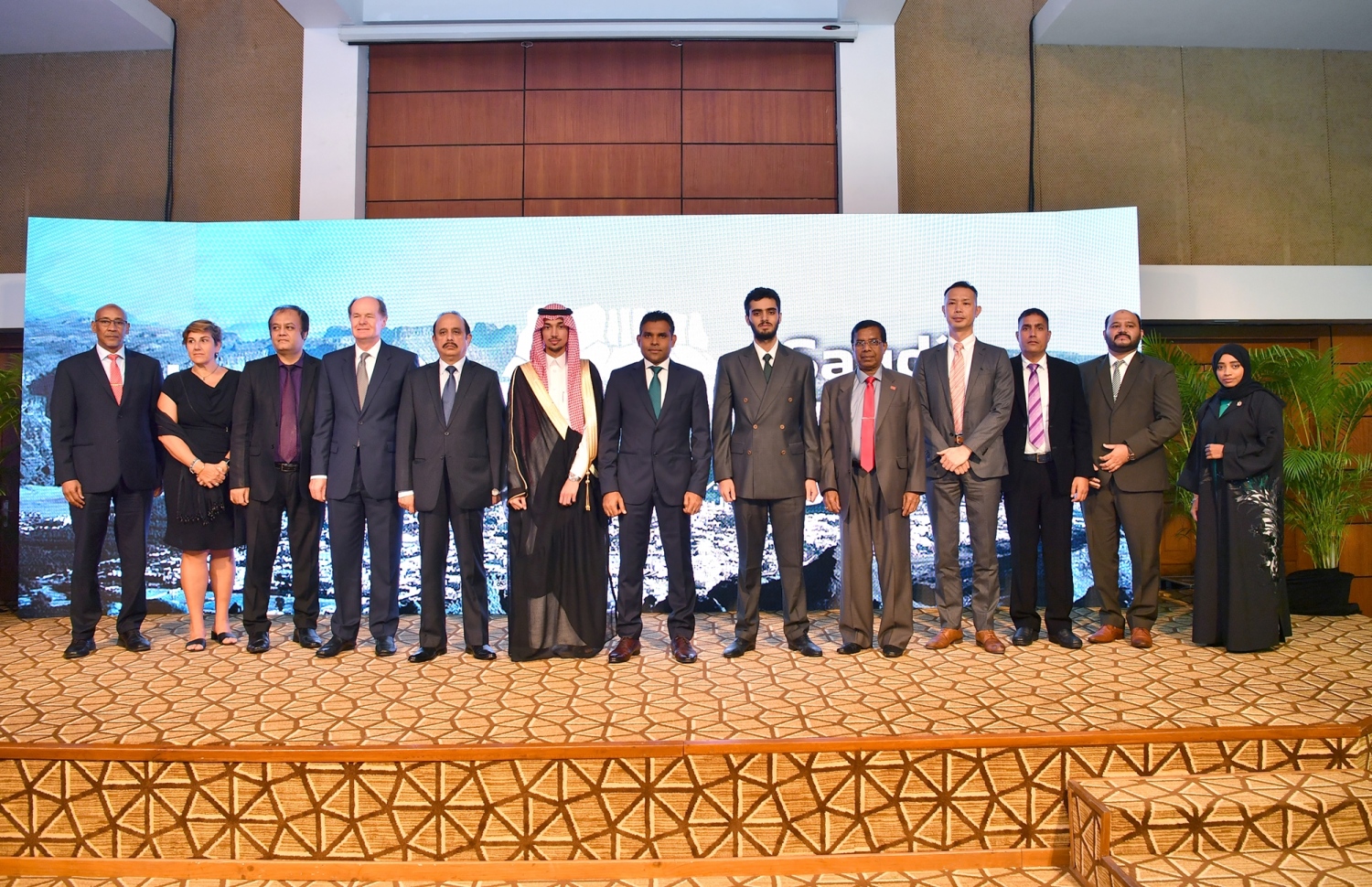 ކުރުނބާ މޯލްޑިވްސް: ސެޕްޓެމްބަރު 23، 2019: ސައުދީ އަރަބިއްޔާގެ 89 ވަނަ ގައުމީ ދުވަސް ފާހަގަކުރުމަށް ކުރުނބާ މޯލްޑިވްސްގައި ބޭއްވި ހަފުލާގައި ނައިބު ރައީސް ފައިސަލް ނަސީމް ފޮޓޯއަކަށް ހުއްޓިވަޑައިގެން.-- ފޮޓޯ: ރައީސް އޮފީސް