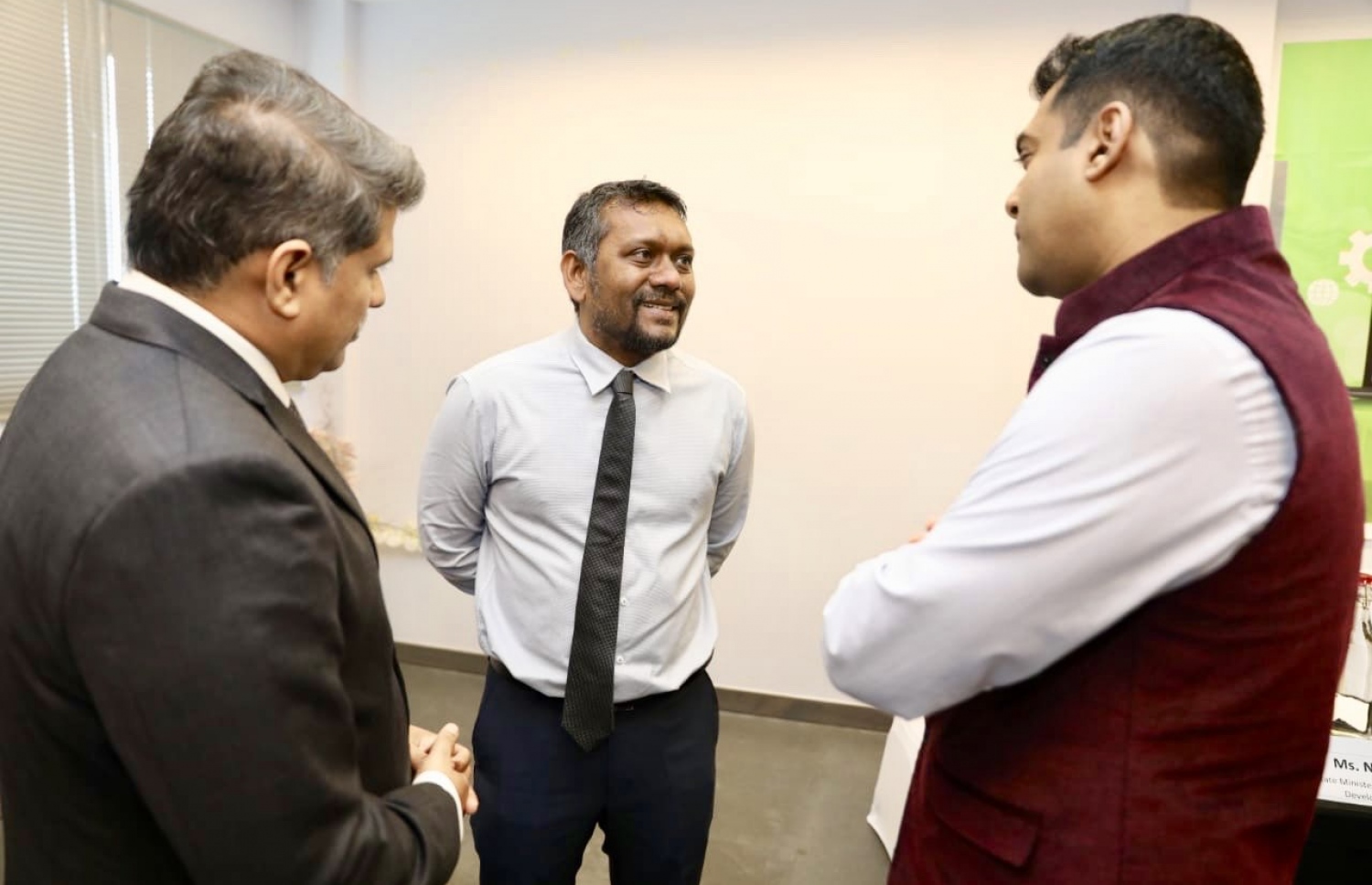 މިނިސްޓަރު ފައްޔާޒު ސާކުގެ އިސް ފަރާތްތަކާ ބައްދަލު ކުރައްވަނީ-- ފޮޓޯ: އިކޮނޮމިކް މިނިސްޓްރީ